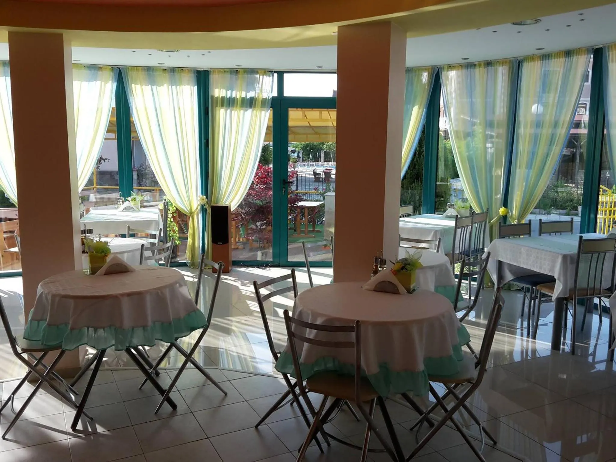 Restaurant/places to eat in Sania