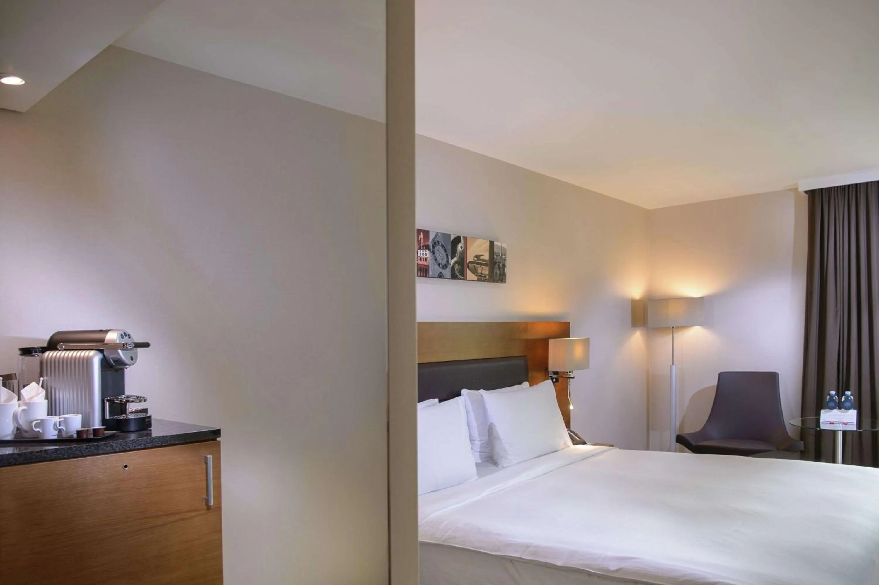 Living room, Bed in Hilton Zurich Airport