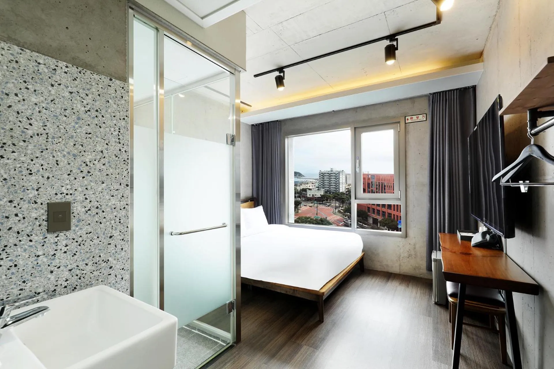 TV and multimedia, Bed in Cornerstone Hotel