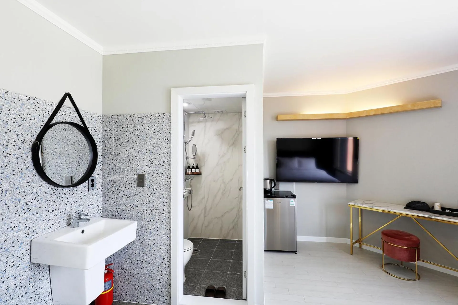 TV and multimedia in Cornerstone Hotel