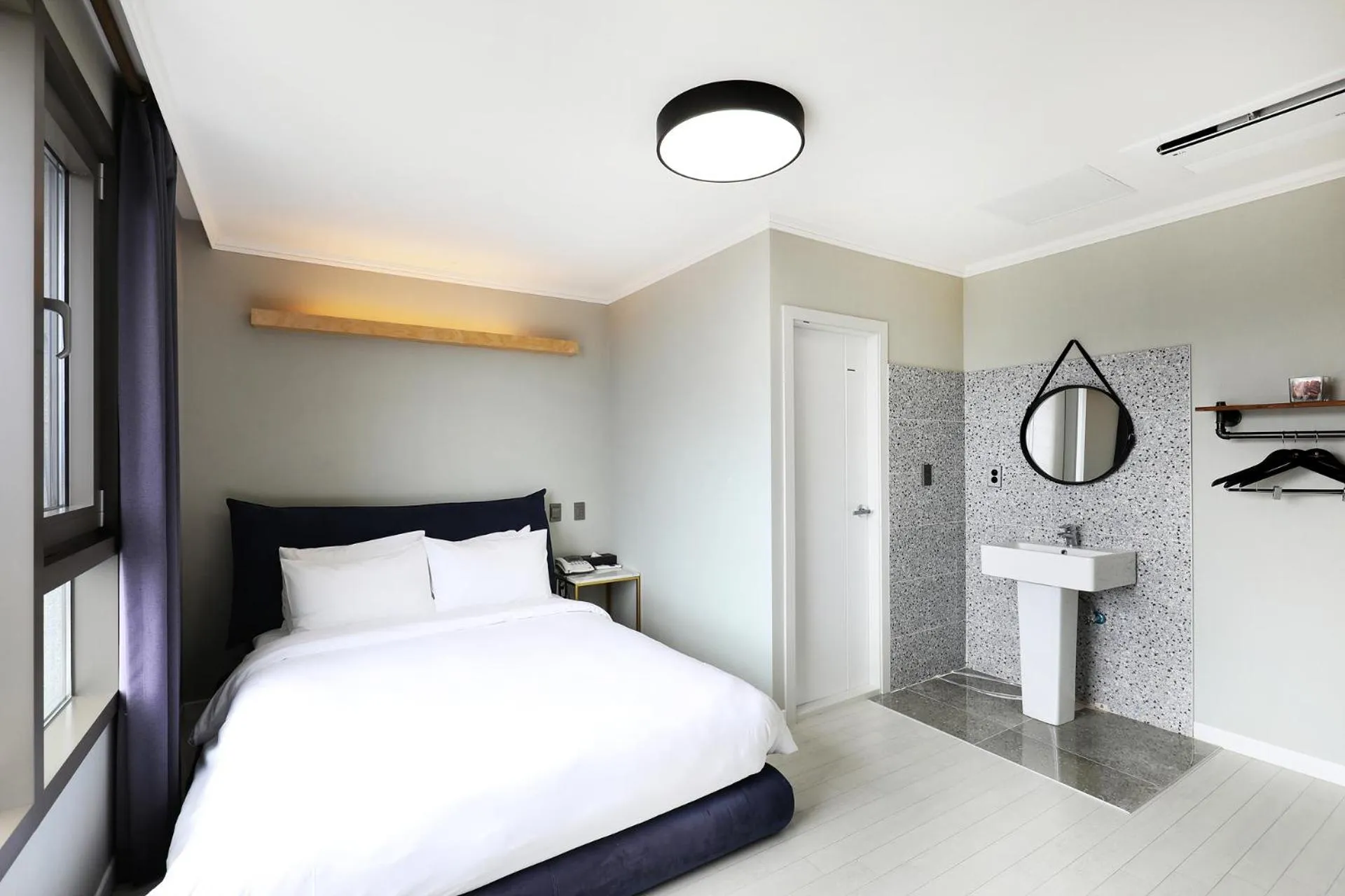 Bedroom, Bed in Cornerstone Hotel