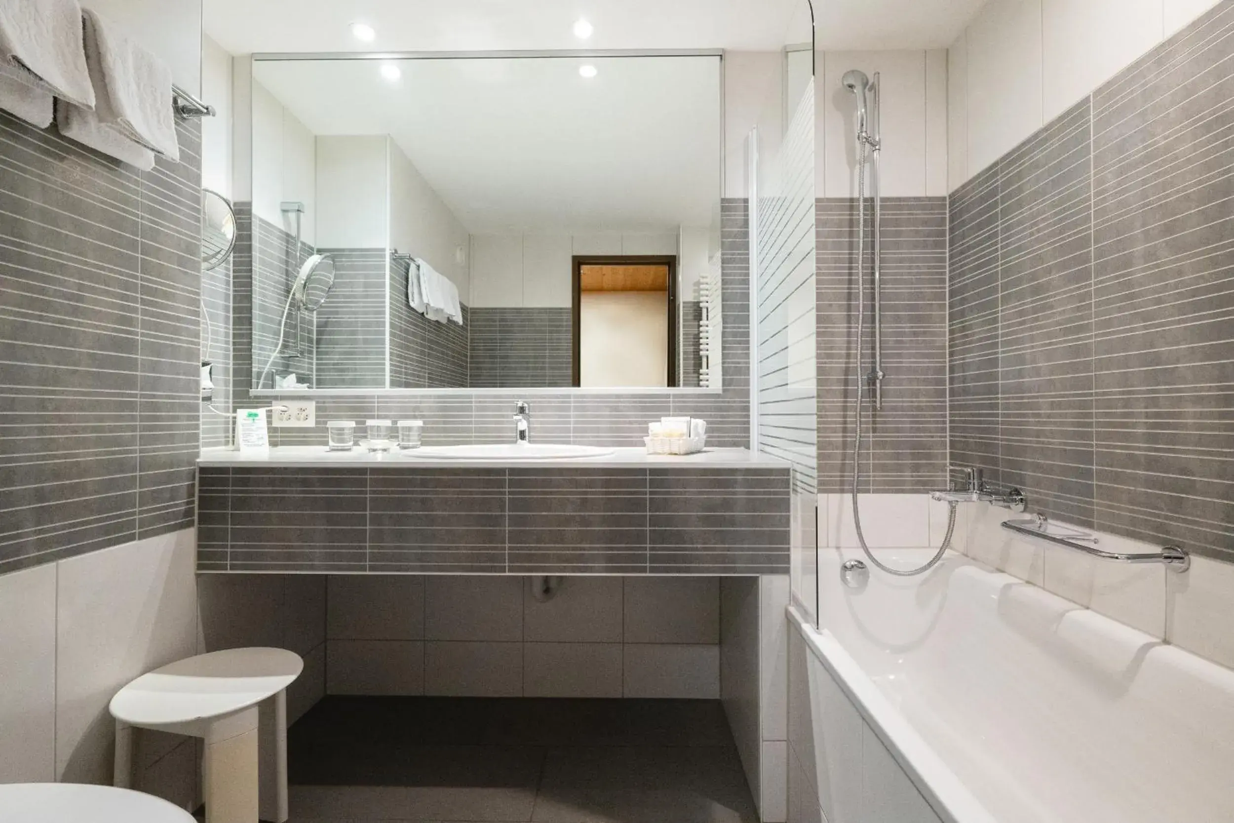 Suite with Balcony and Jungfrau view in Hotel Silberhorn - Residences & Spa Wengen Suite with Balcony and Jungfrau view in Hotel Silberhorn - Residences & Spa Wengen