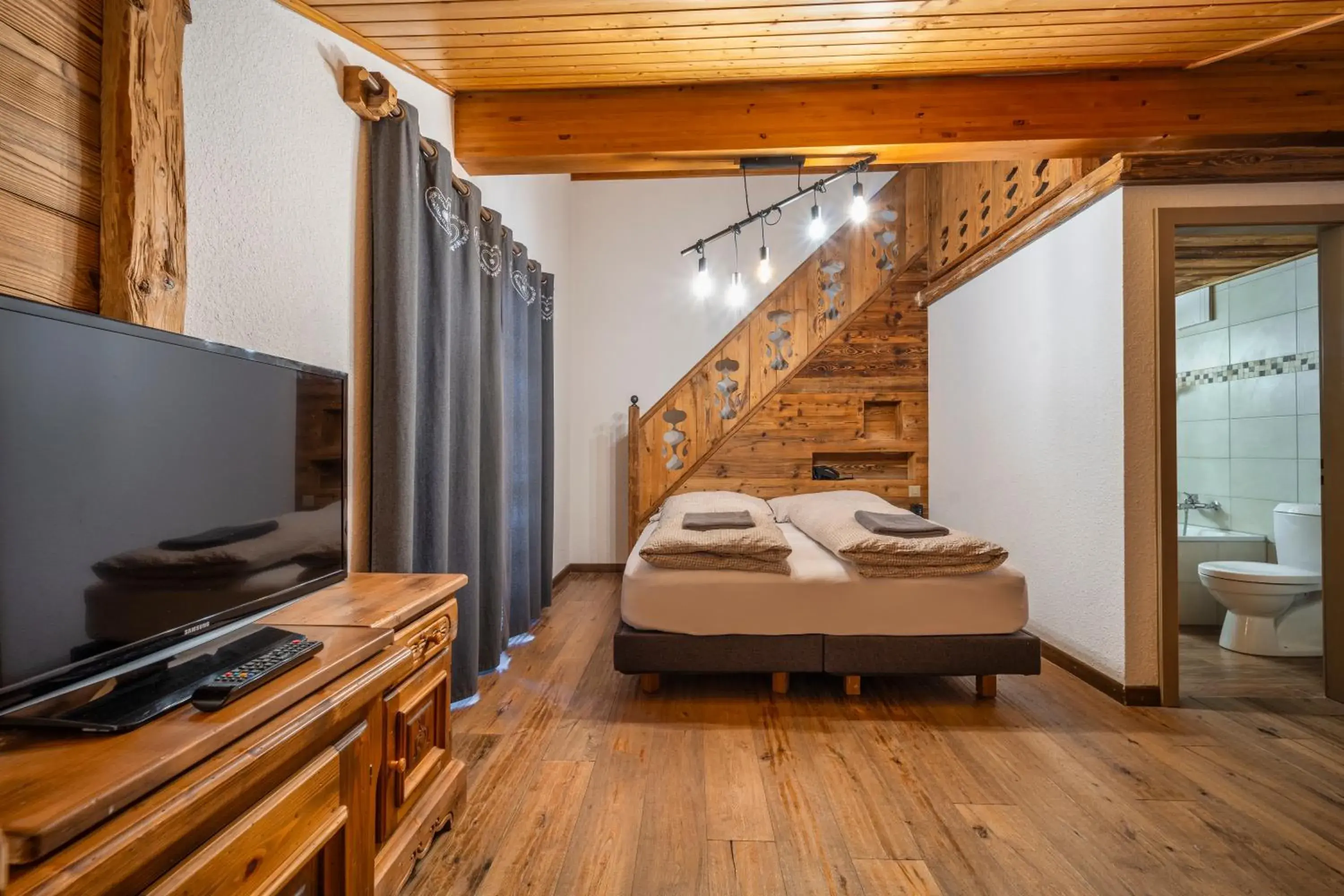 Chalet Junior Suite Family with Balcony and Mountain View in Hôtel Le Grand Chalet Chalet Junior Suite Family with Balcony and Mountain View in Hôtel Le Grand Chalet