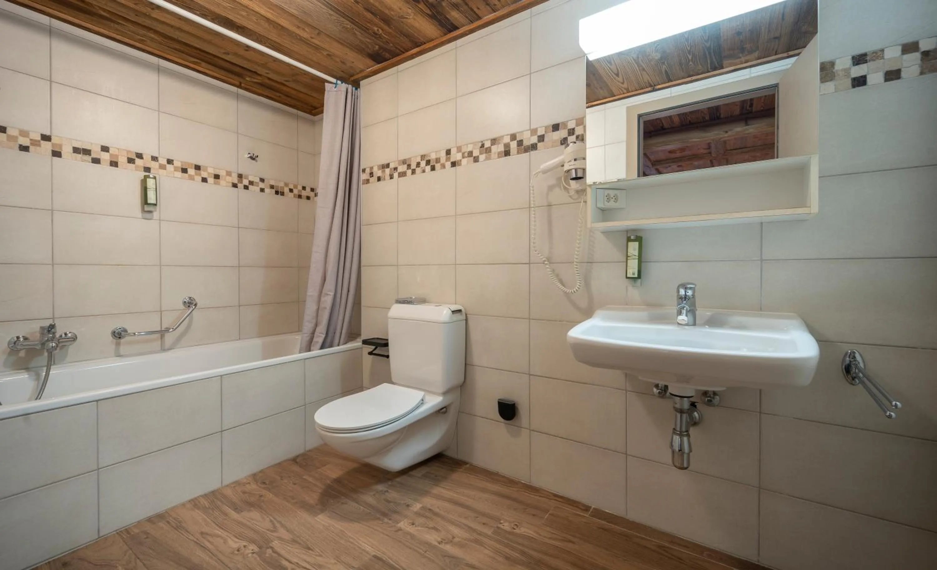 Shower in Hôtel Le Grand Chalet