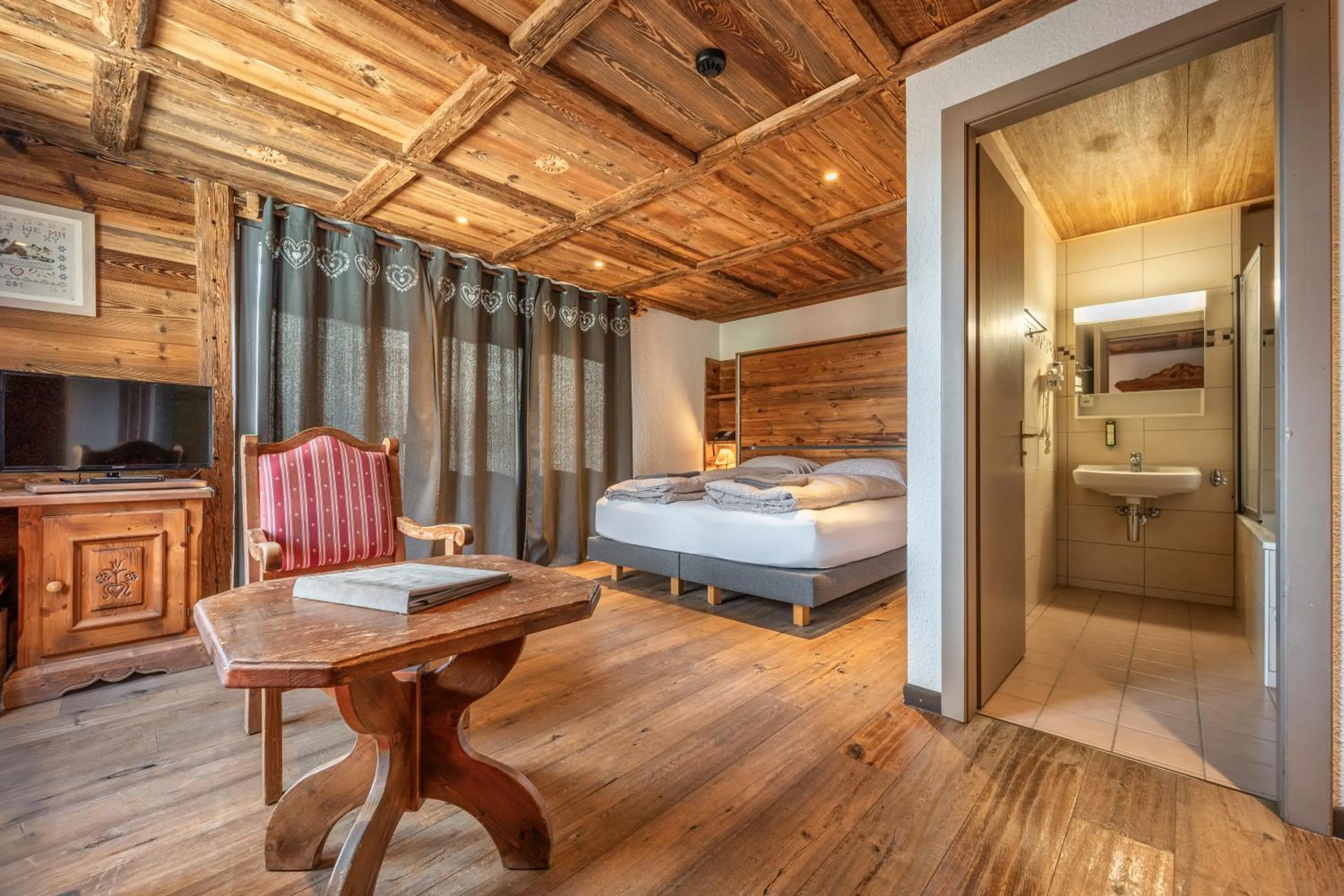 Bed in Hôtel Le Grand Chalet
