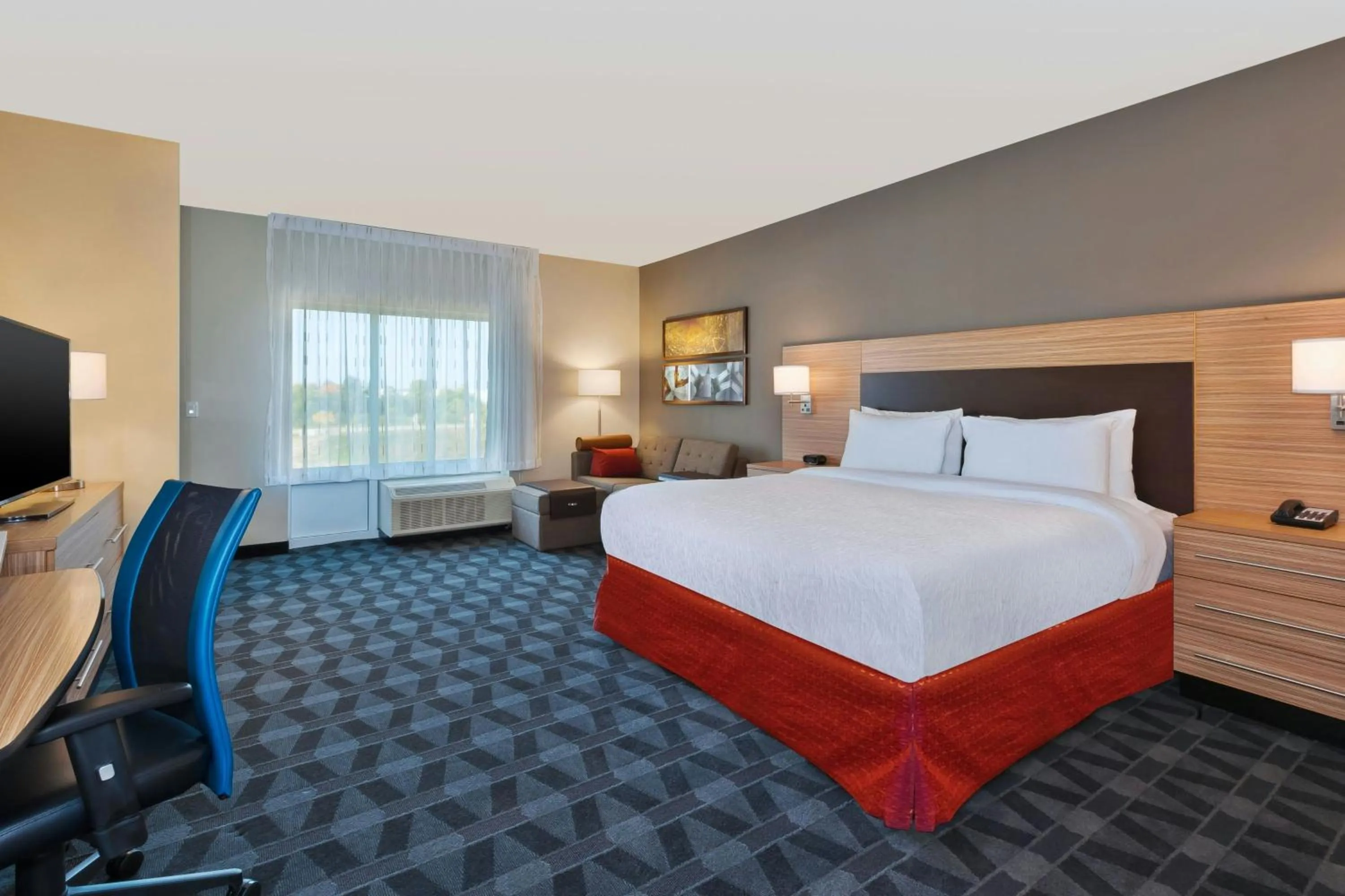 Photo of the whole room, Bed in TownePlace Suites by Marriott Grand Rapids Airport Southeast