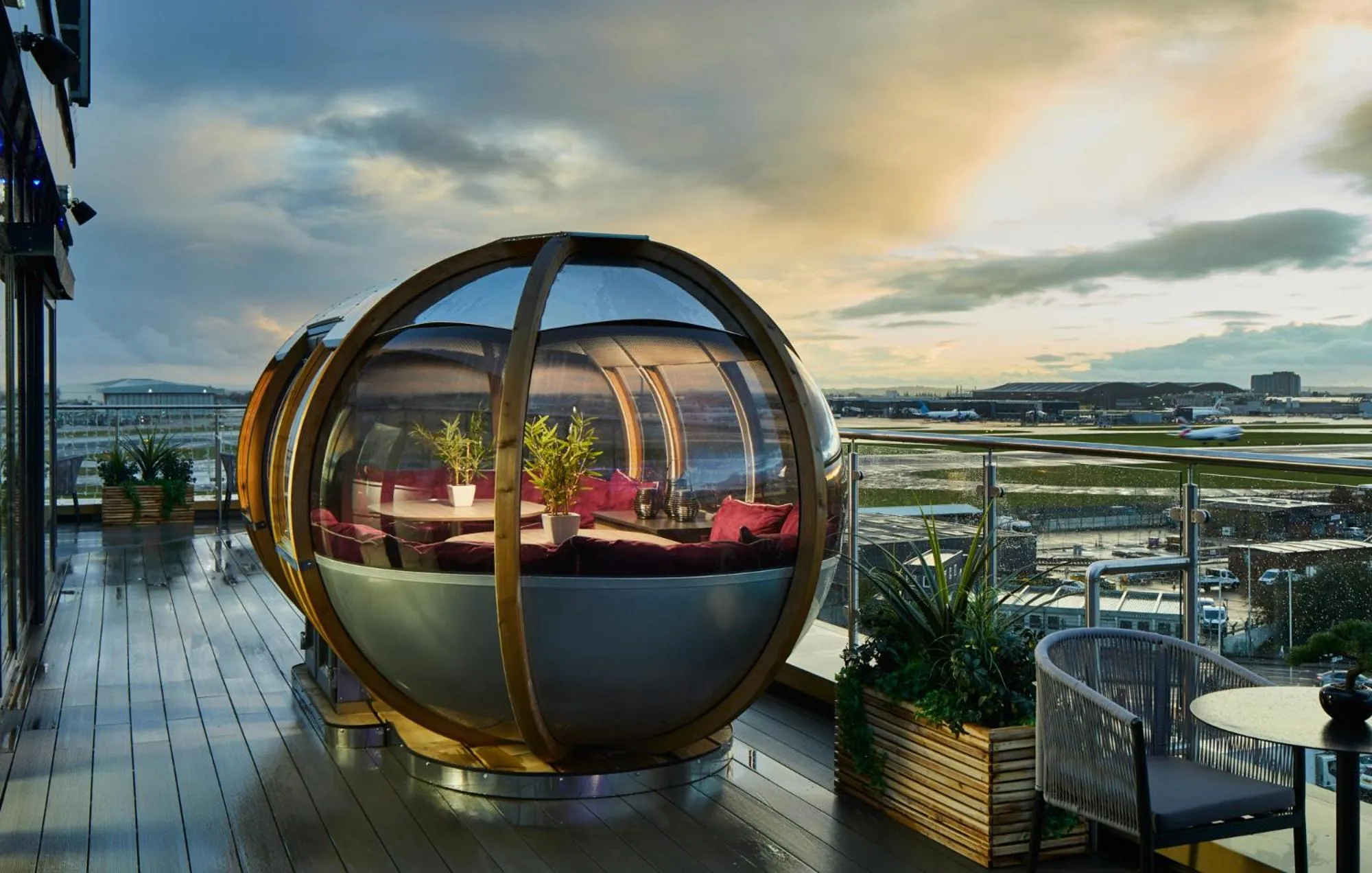 Restaurant/places to eat in Courtyard by Marriott London Heathrow Airport