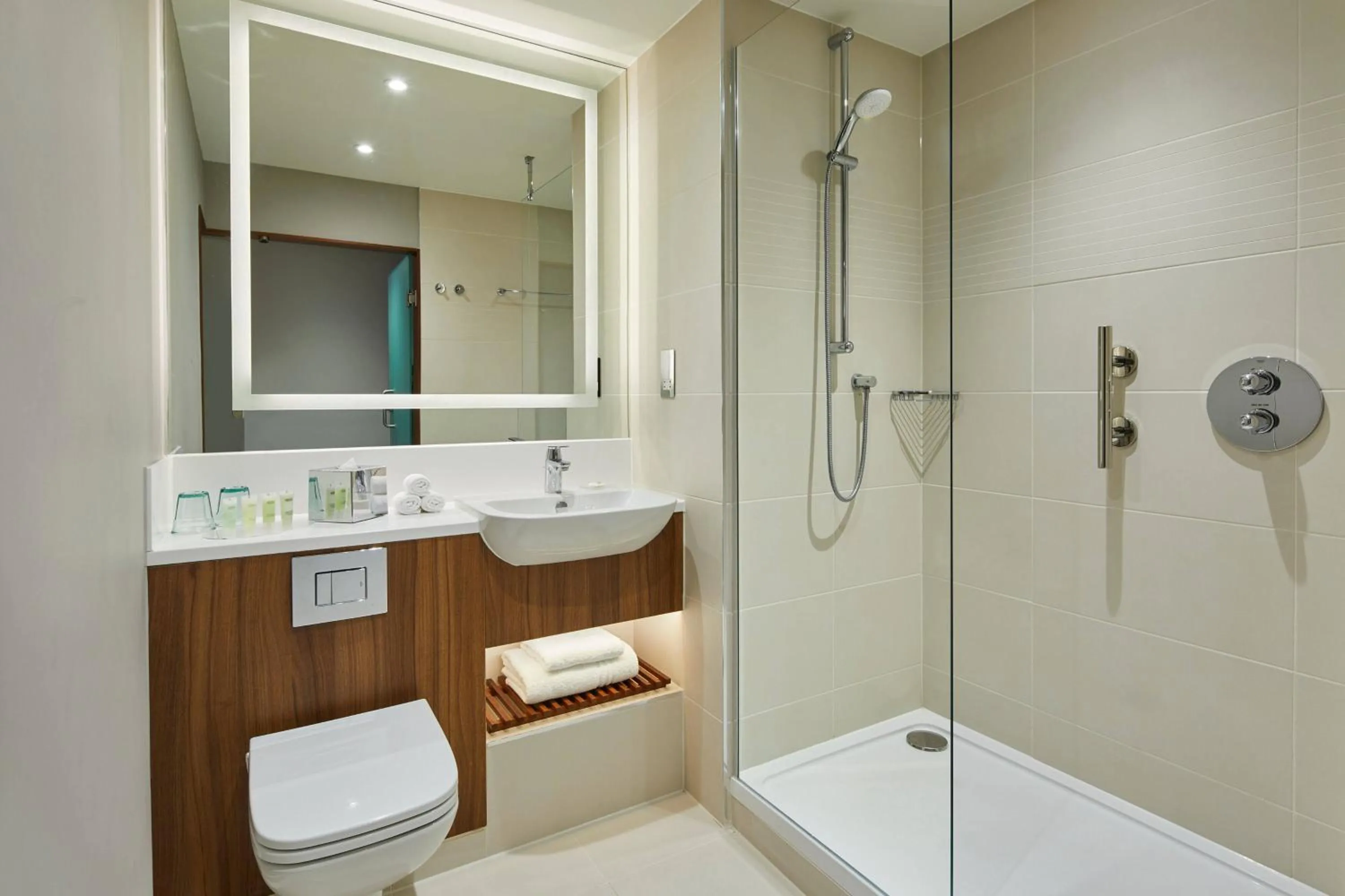 Bathroom in Courtyard by Marriott London Heathrow Airport