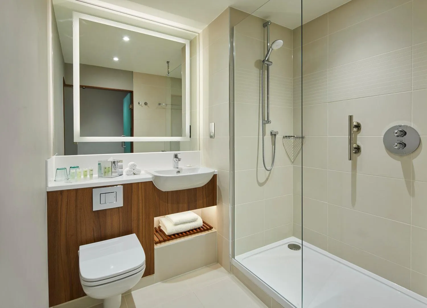 Bathroom in Courtyard by Marriott London Heathrow Airport