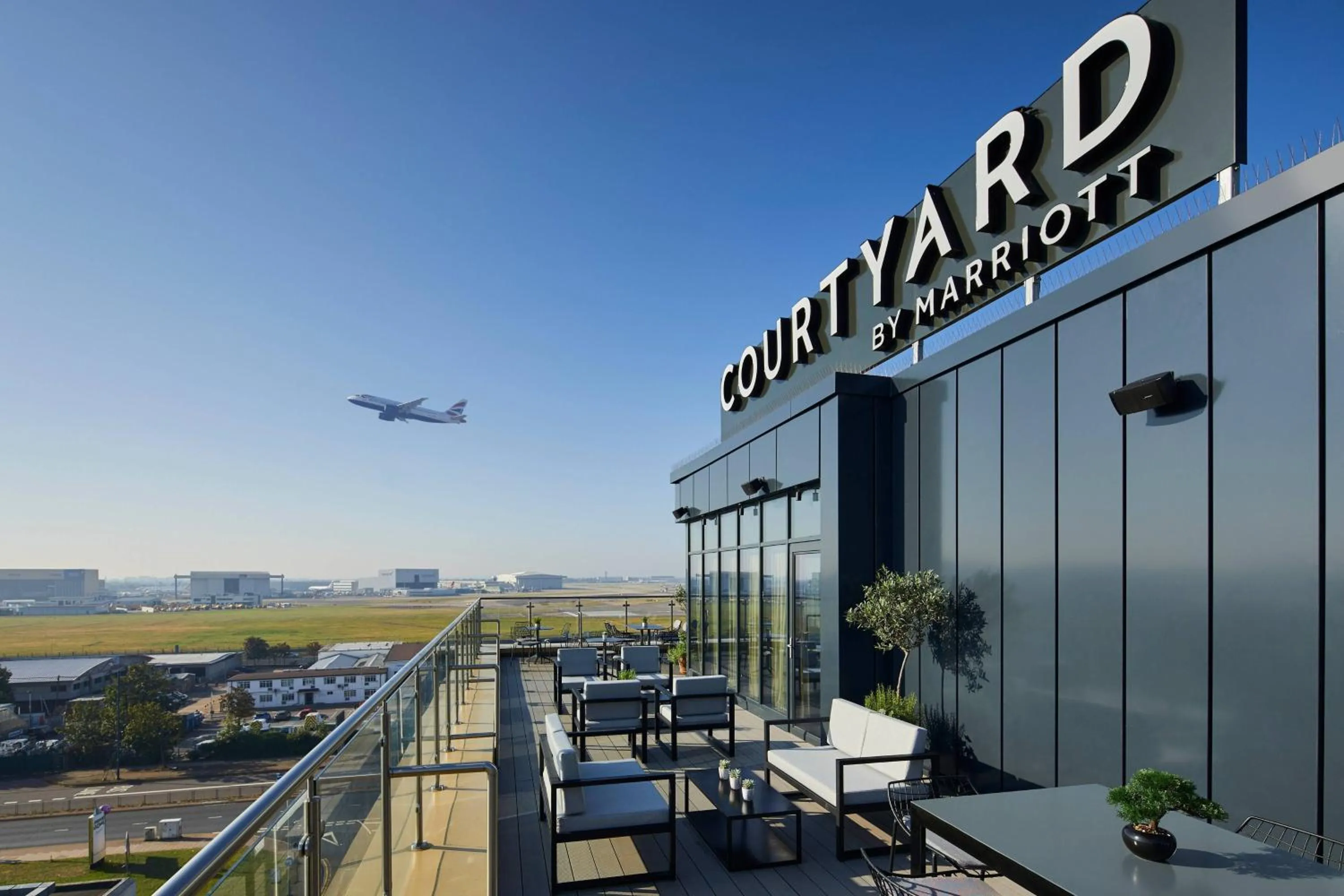 Lounge or bar in Courtyard by Marriott London Heathrow Airport