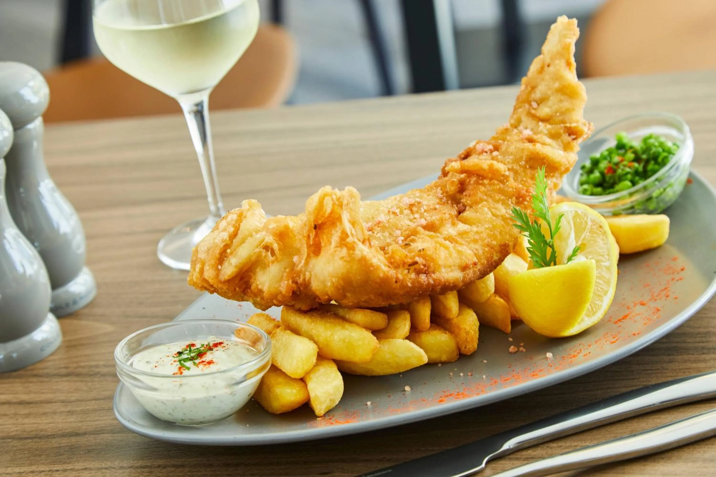 Lounge or bar in Courtyard by Marriott London Heathrow Airport