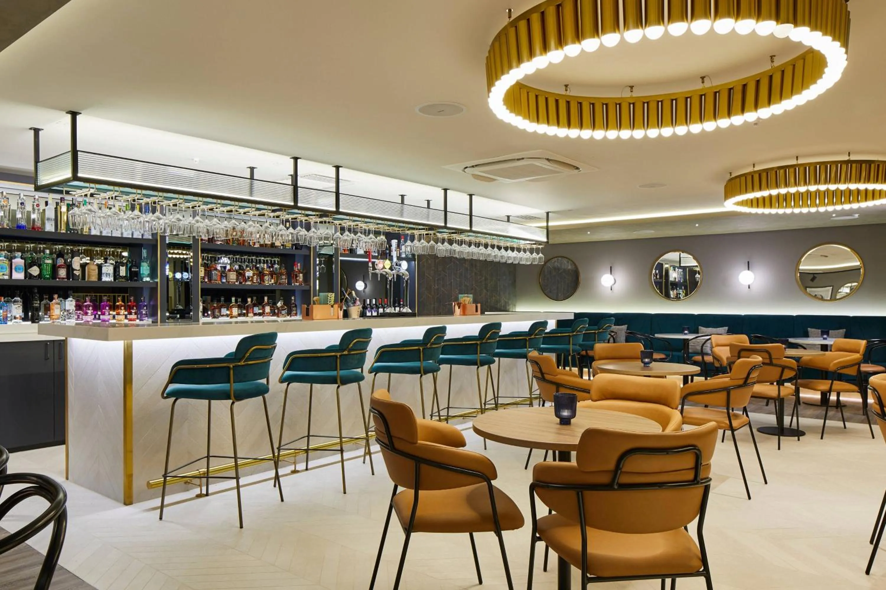 Lounge or bar in Courtyard by Marriott London Heathrow Airport