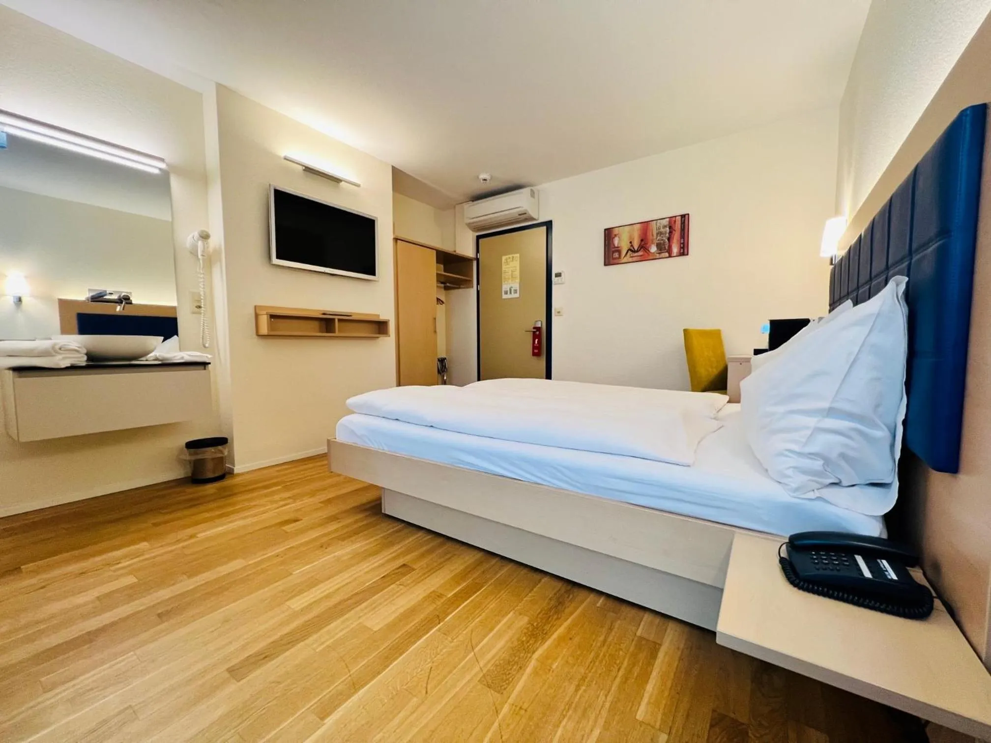 Photo of the whole room, Bed in Hotel Felmis