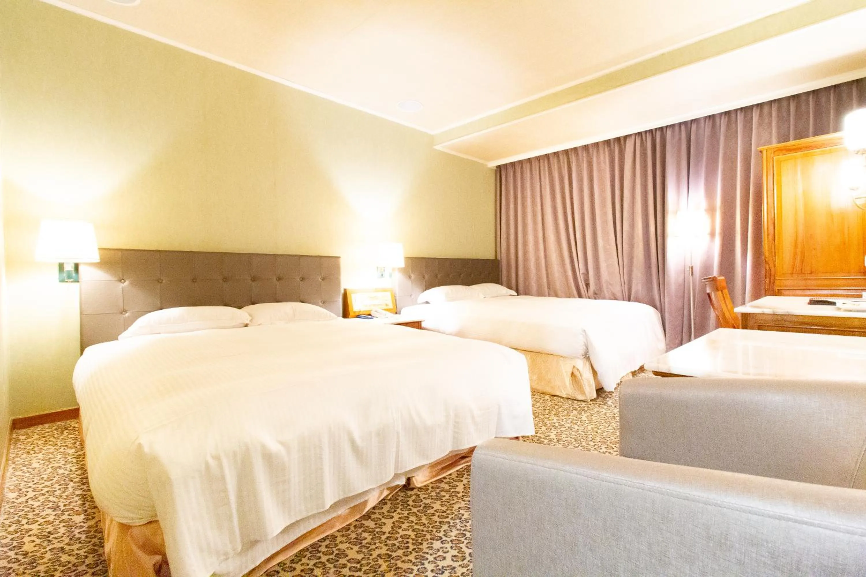 Property building, Bed in Daniel Motel