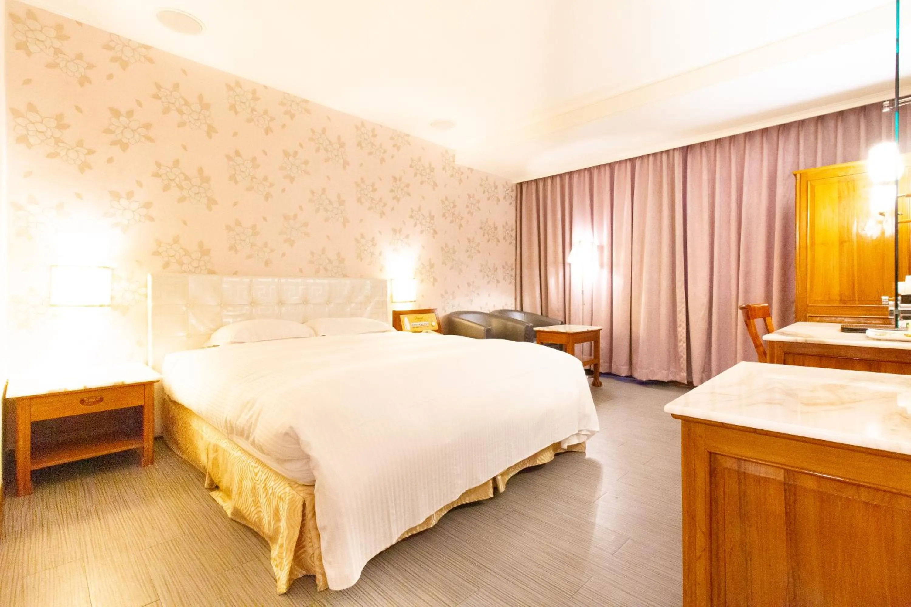 Photo of the whole room, Bed in Daniel Motel