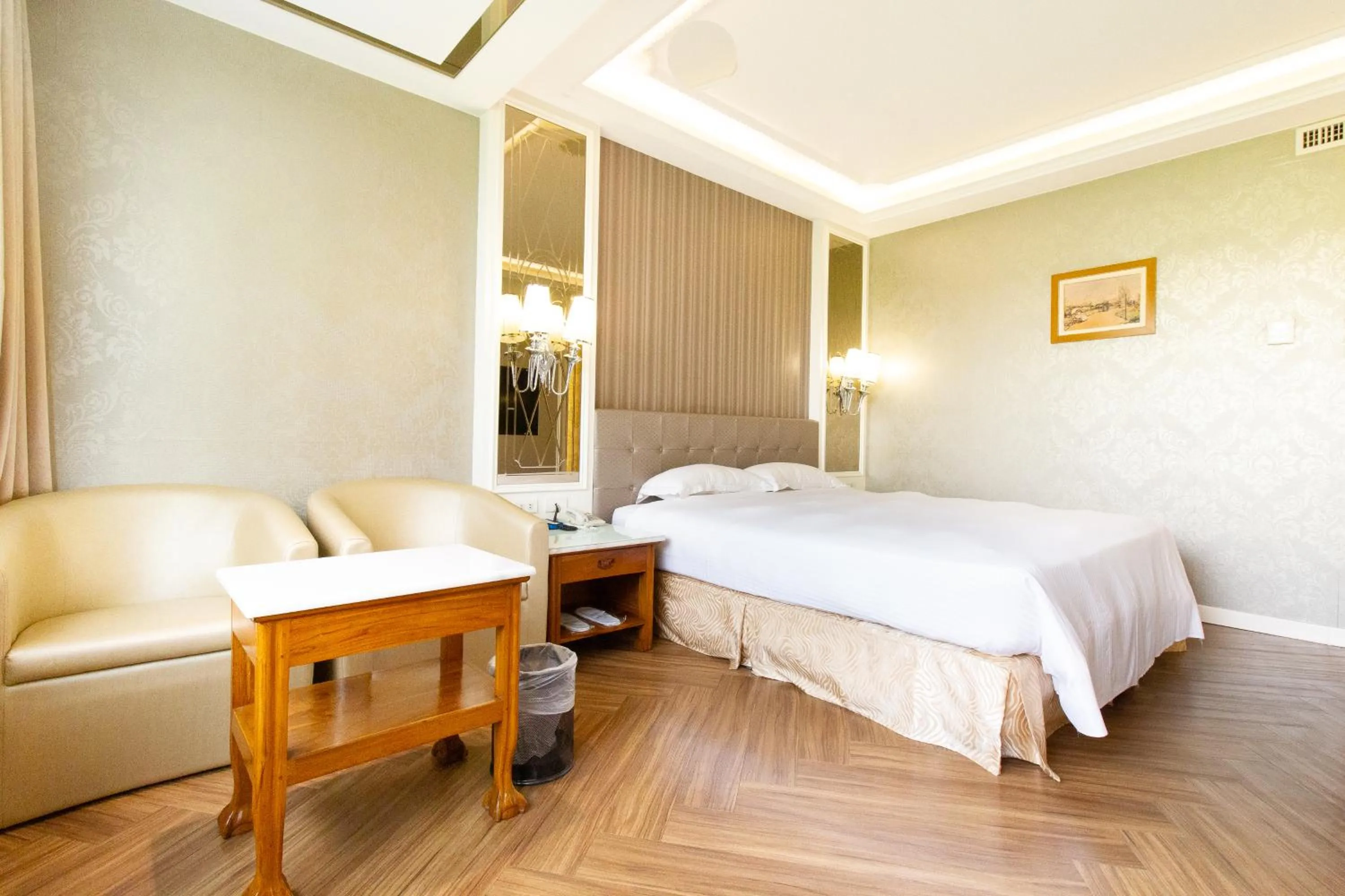 Photo of the whole room, Bed in Daniel Motel