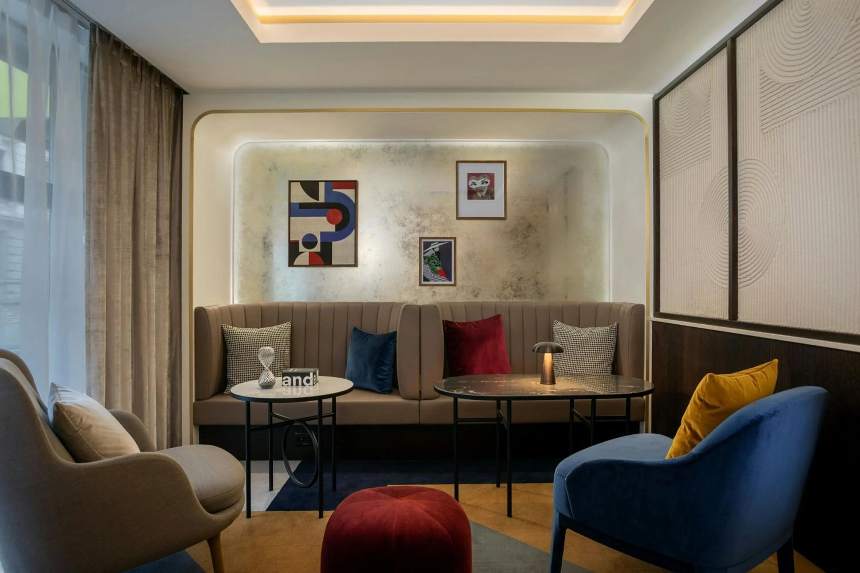 Lounge or bar in Neues Schloss Privat Hotel Zurich, Autograph Collection