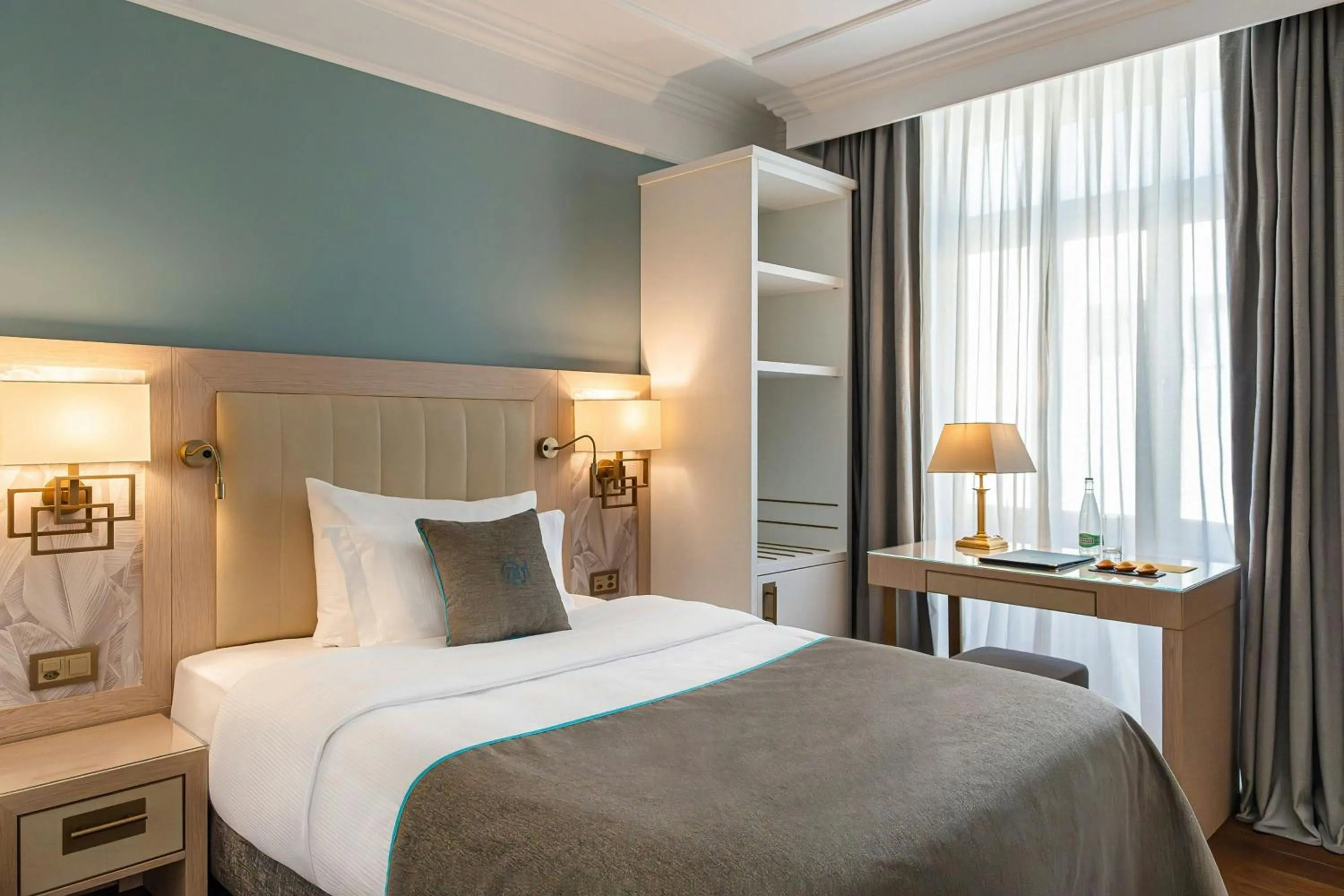 Photo of the whole room, Bed in Grand Hotel Suisse Majestic, Autograph Collection