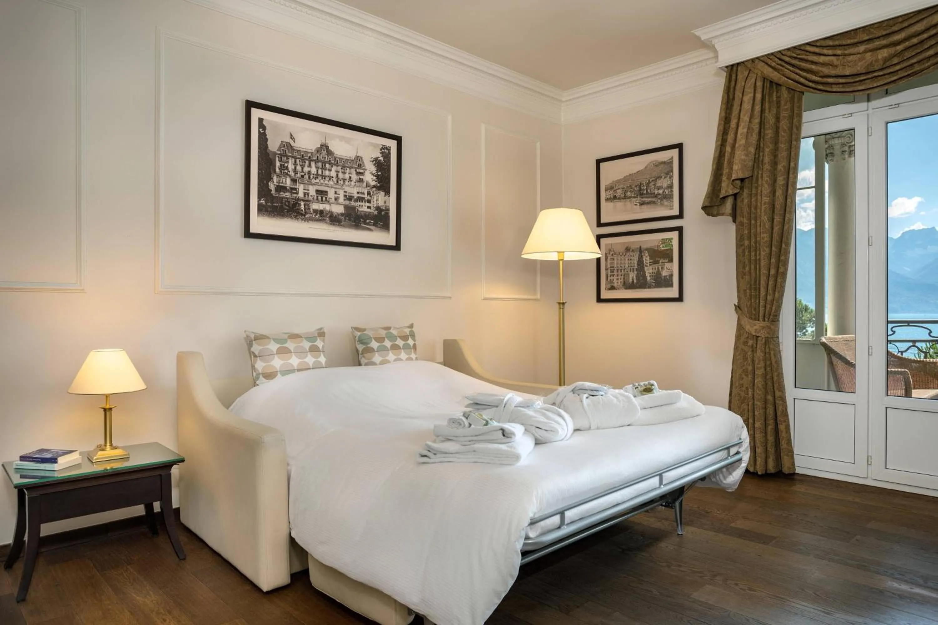 Photo of the whole room, Bed in Grand Hotel Suisse Majestic, Autograph Collection