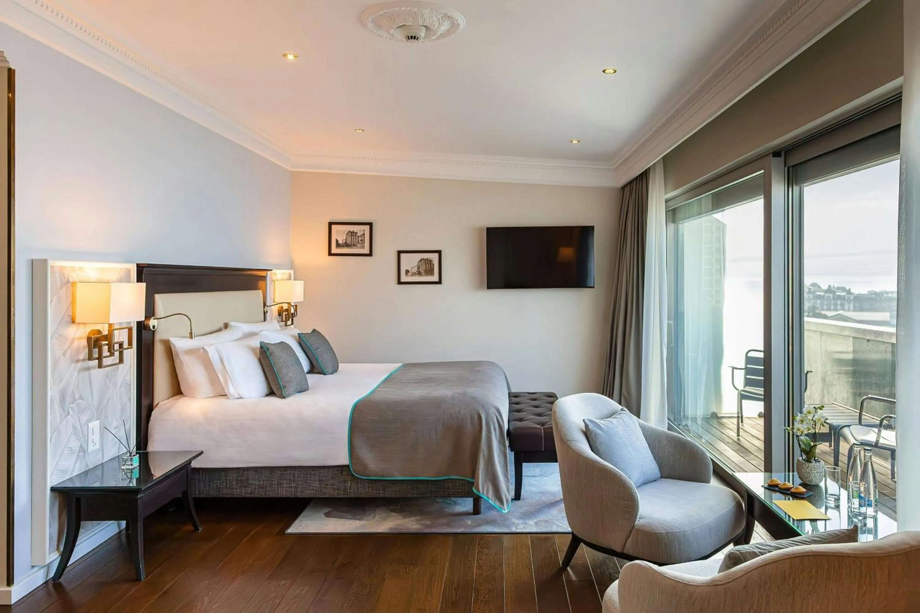 Photo of the whole room, Bed in Grand Hotel Suisse Majestic, Autograph Collection