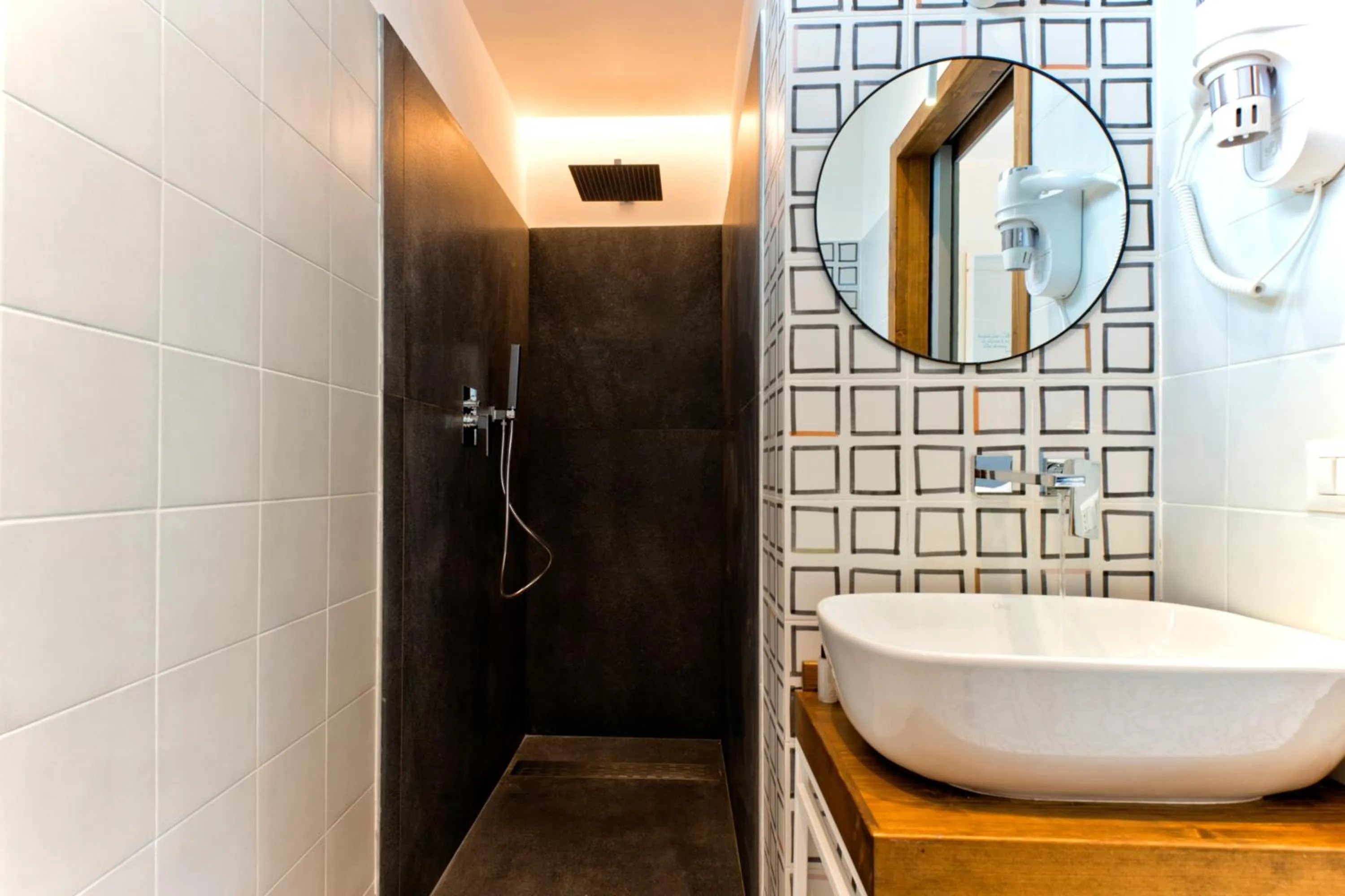 Shower in Maison Di Fiore B&B