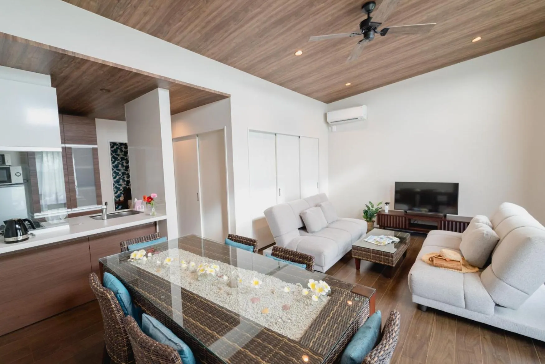 Living room in BEVERLY HILLS VILLA Miyakojima Resort