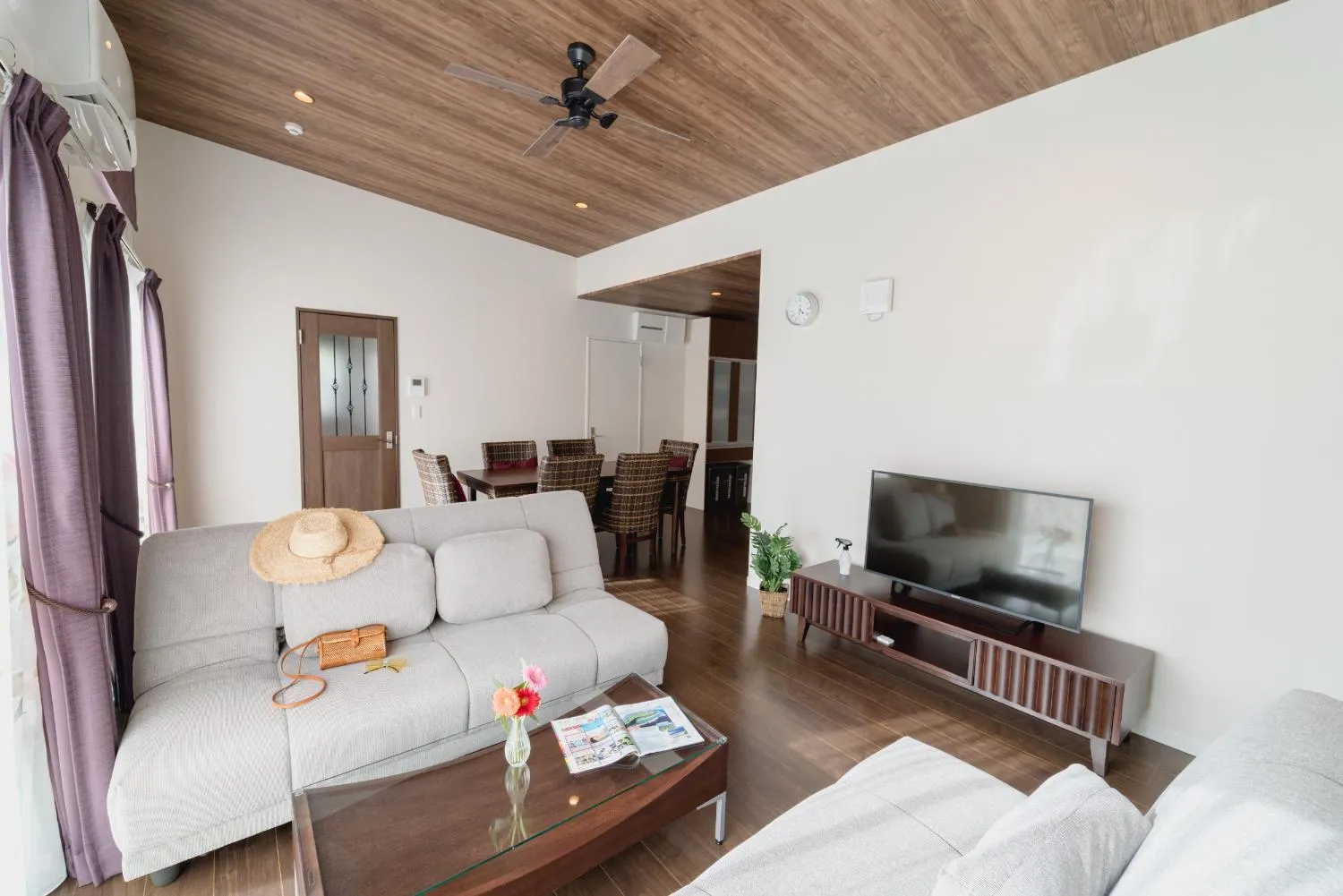 Living room in BEVERLY HILLS VILLA Miyakojima Resort