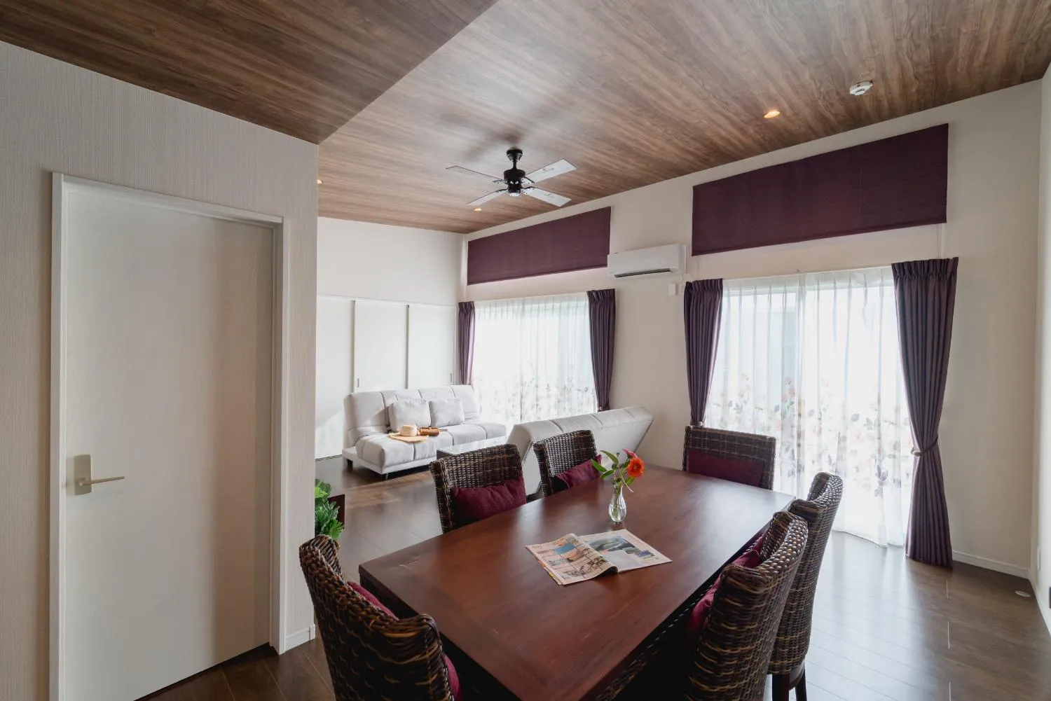 Living room in BEVERLY HILLS VILLA Miyakojima Resort