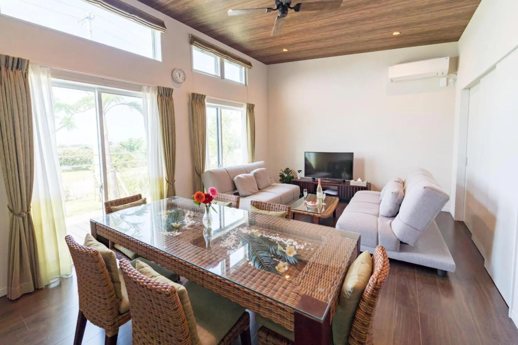 Living room in BEVERLY HILLS VILLA Miyakojima Resort