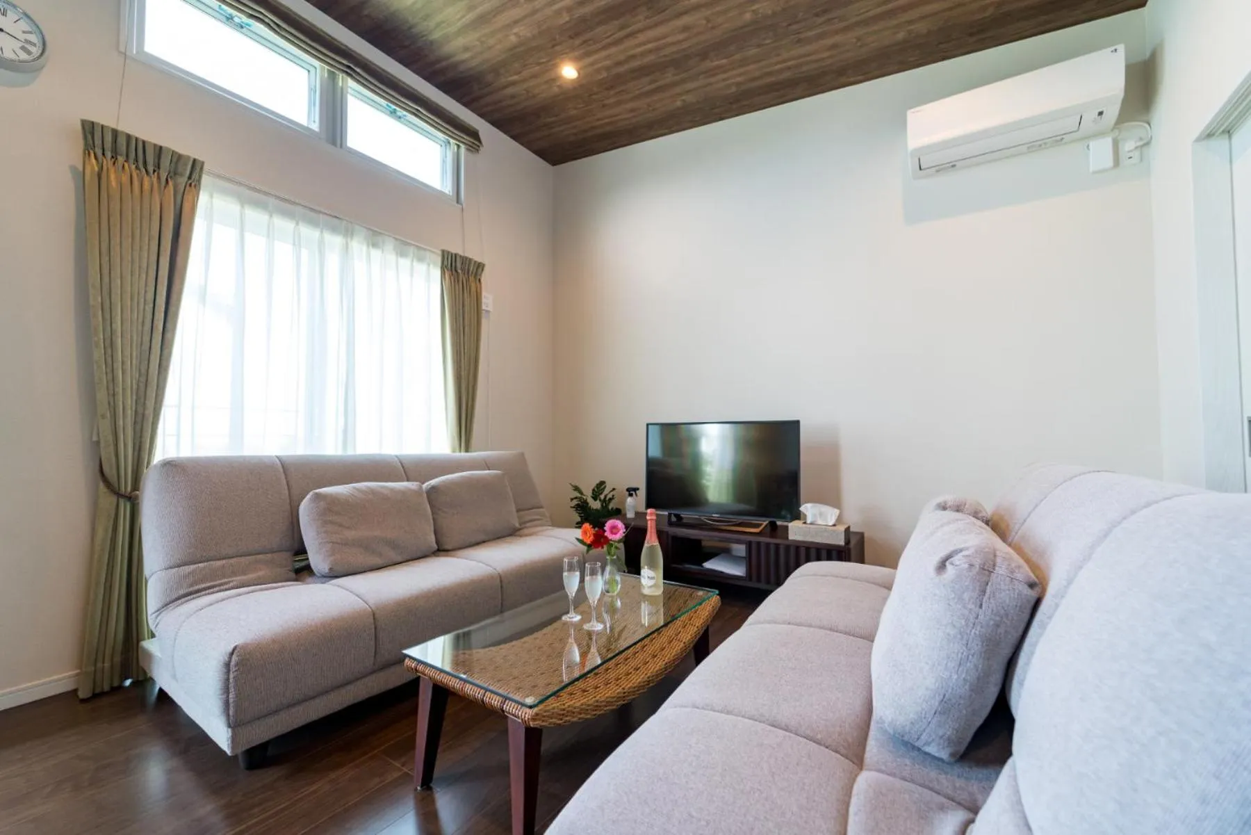 Living room in BEVERLY HILLS VILLA Miyakojima Resort