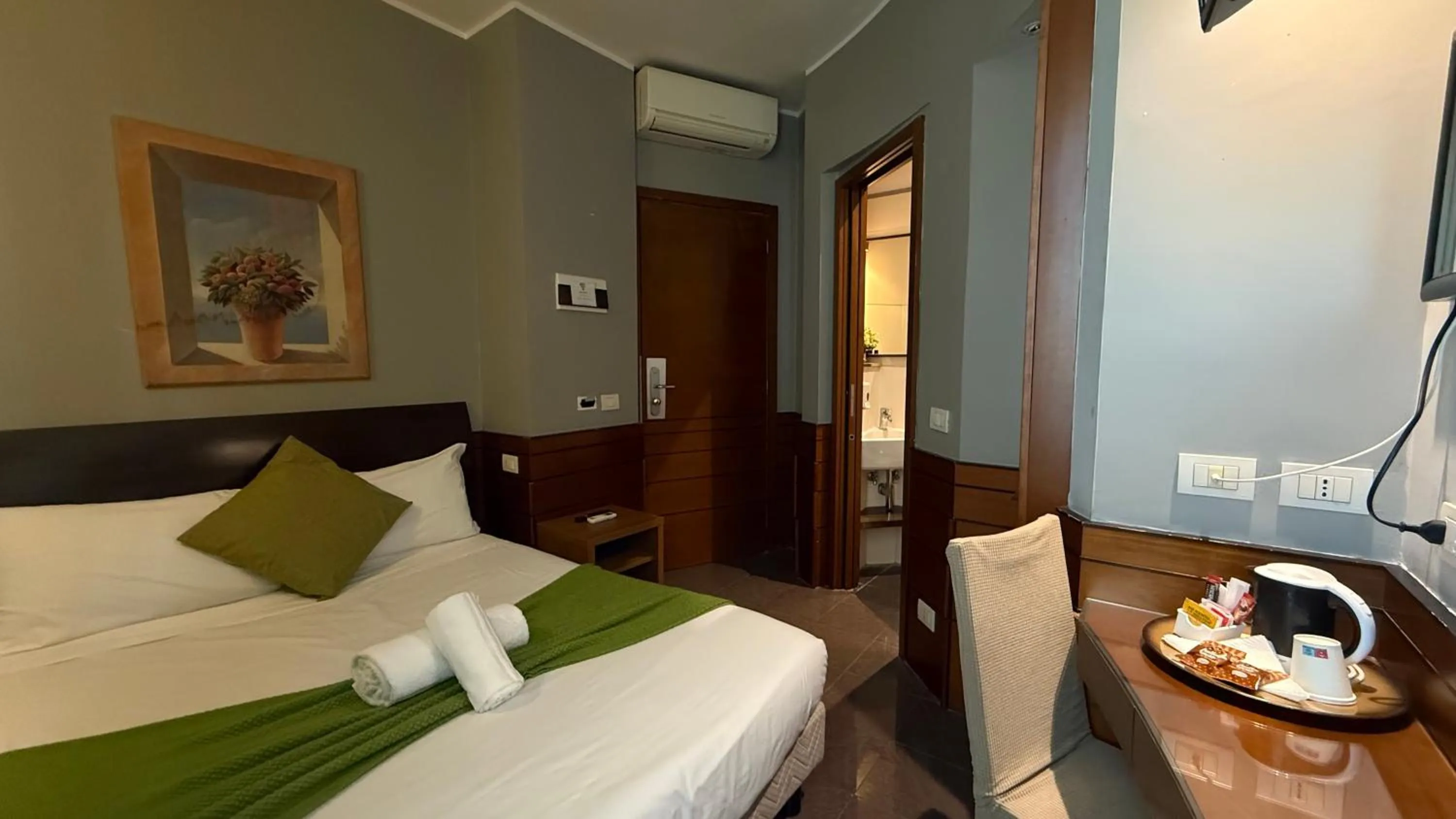 Photo of the whole room, Bed in Romalive Hotel