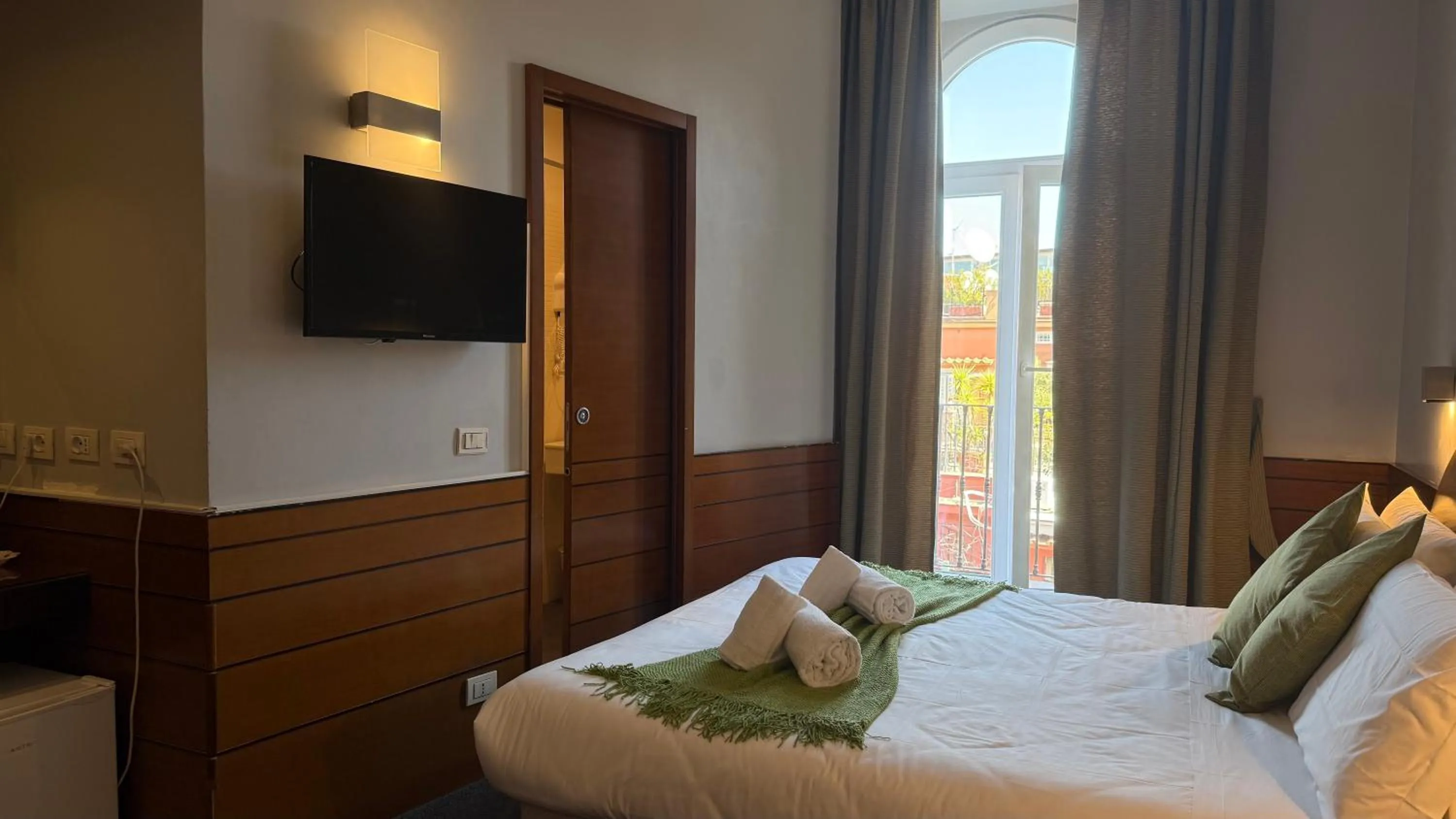 Photo of the whole room, Bed in Romalive Hotel