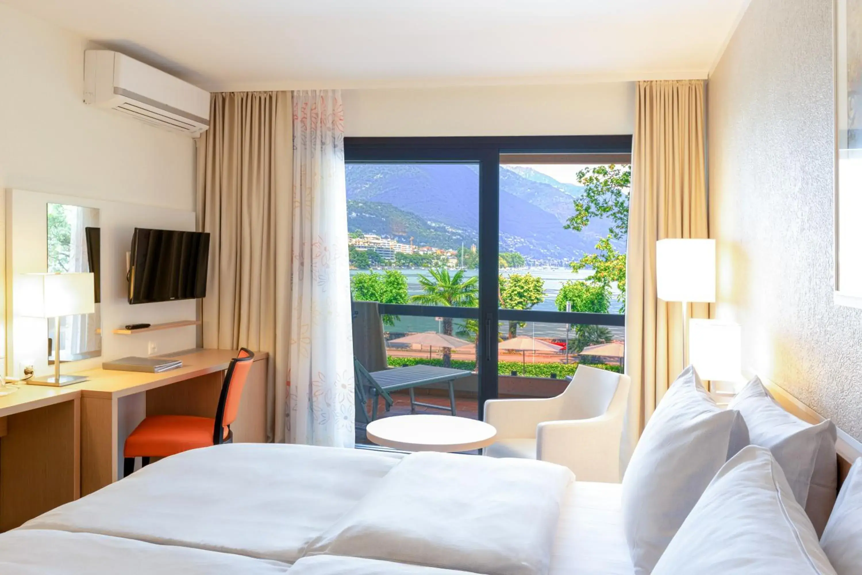 Deluxe Double room Lake View in H4 Hotel Arcadia Locarno Deluxe Double room Lake View in H4 Hotel Arcadia Locarno