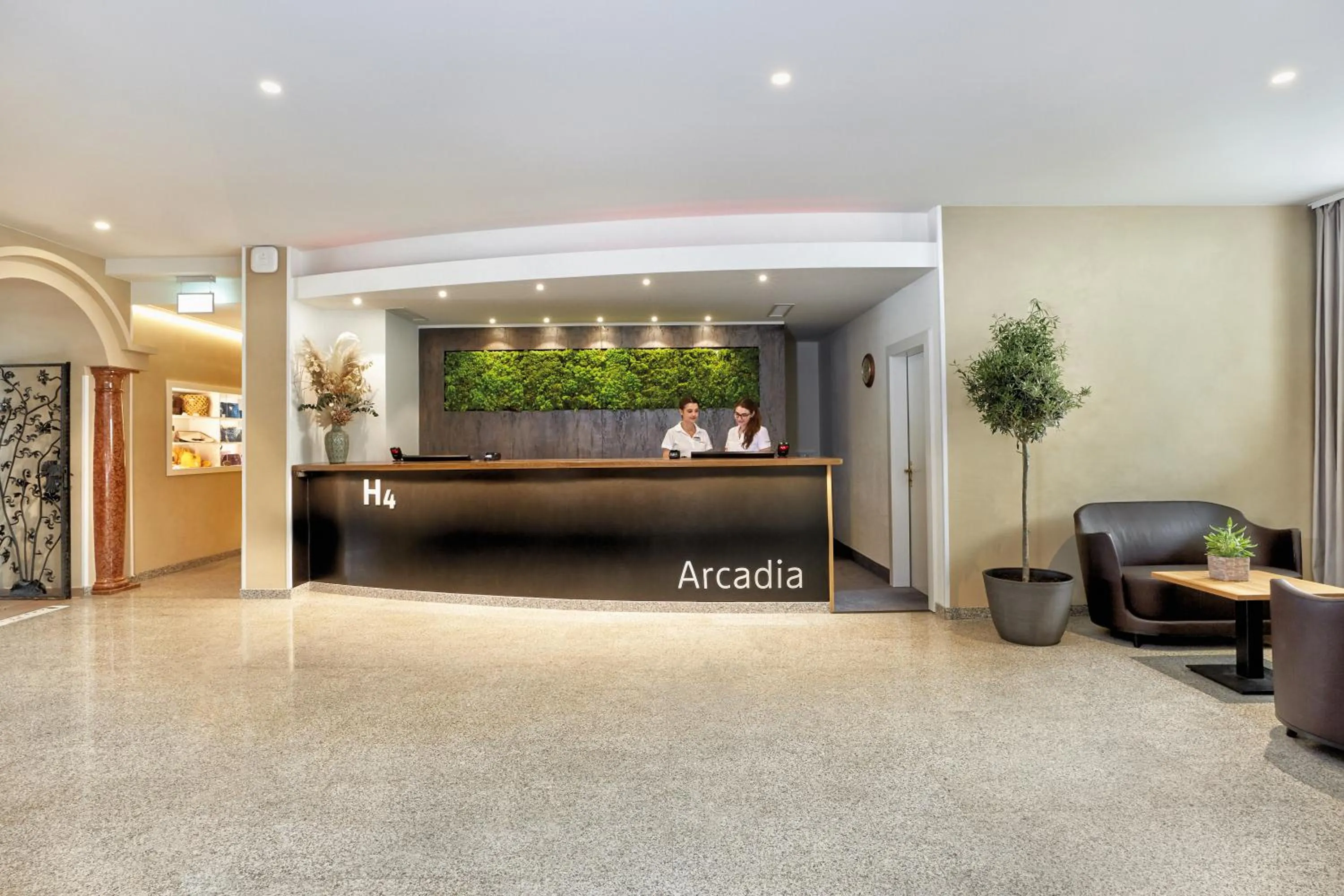 Lobby or reception in H4 Hotel Arcadia Locarno