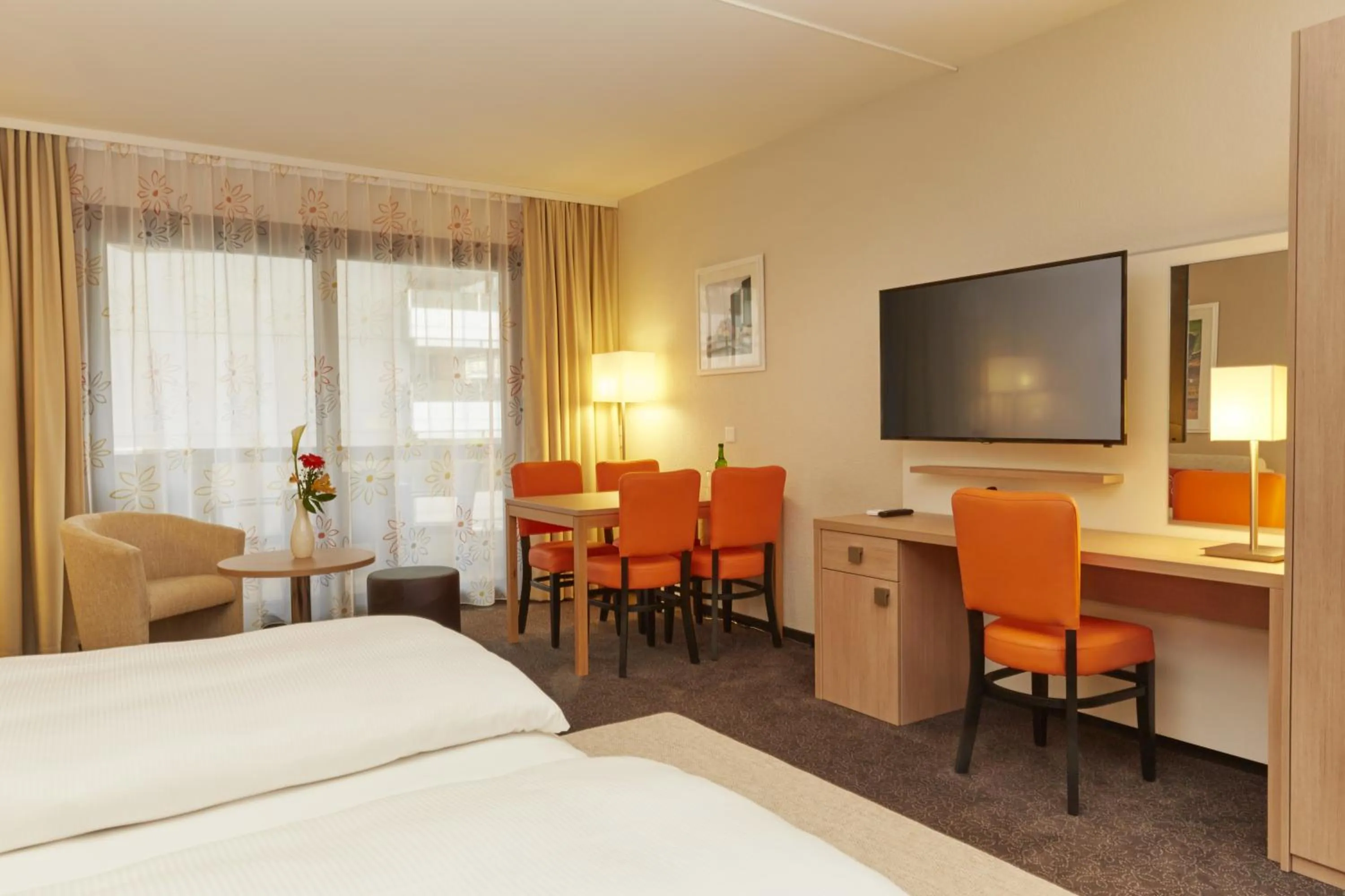 Living room, Bed in H4 Hotel Arcadia Locarno