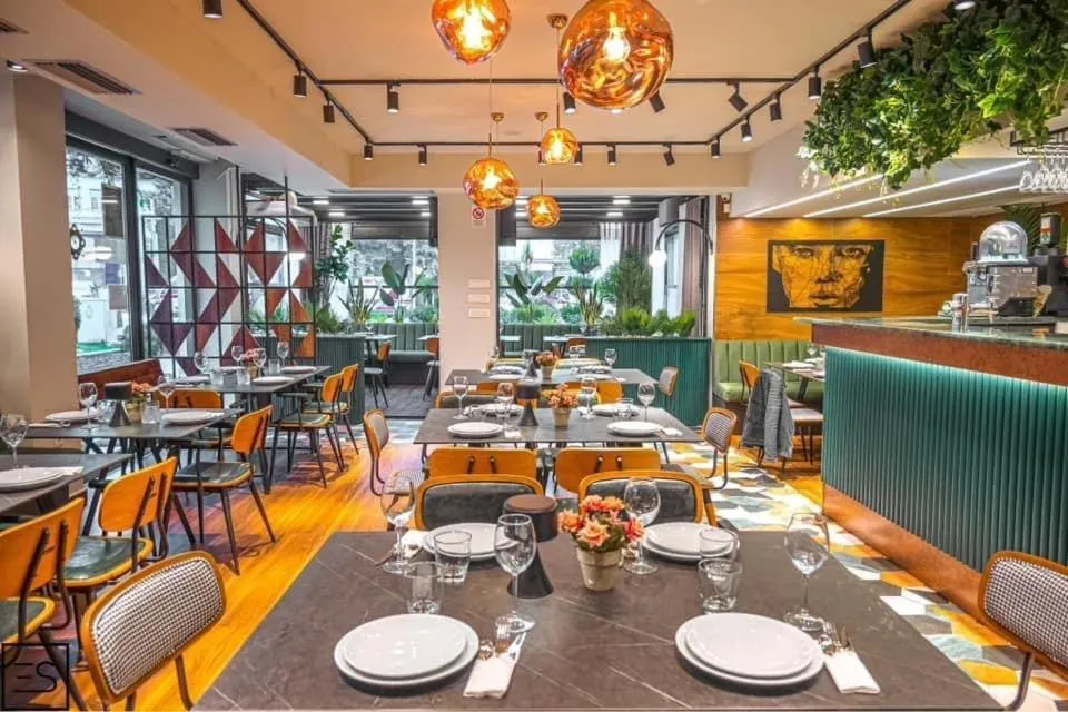 Restaurant/places to eat in Grand Central Hotel