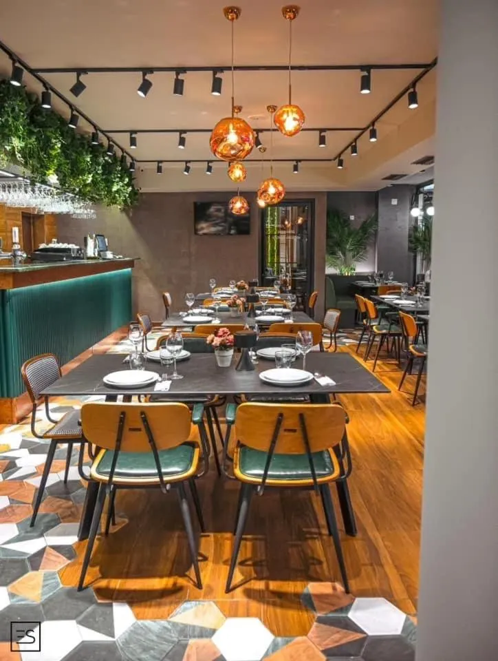 Restaurant/places to eat in Grand Central Hotel