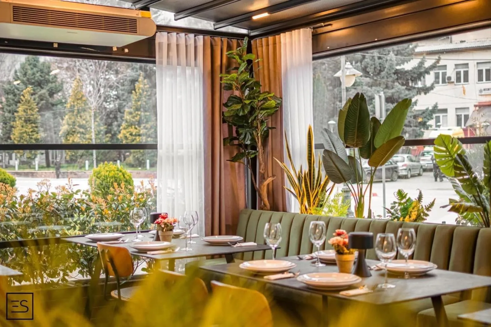 Restaurant/places to eat in Grand Central Hotel