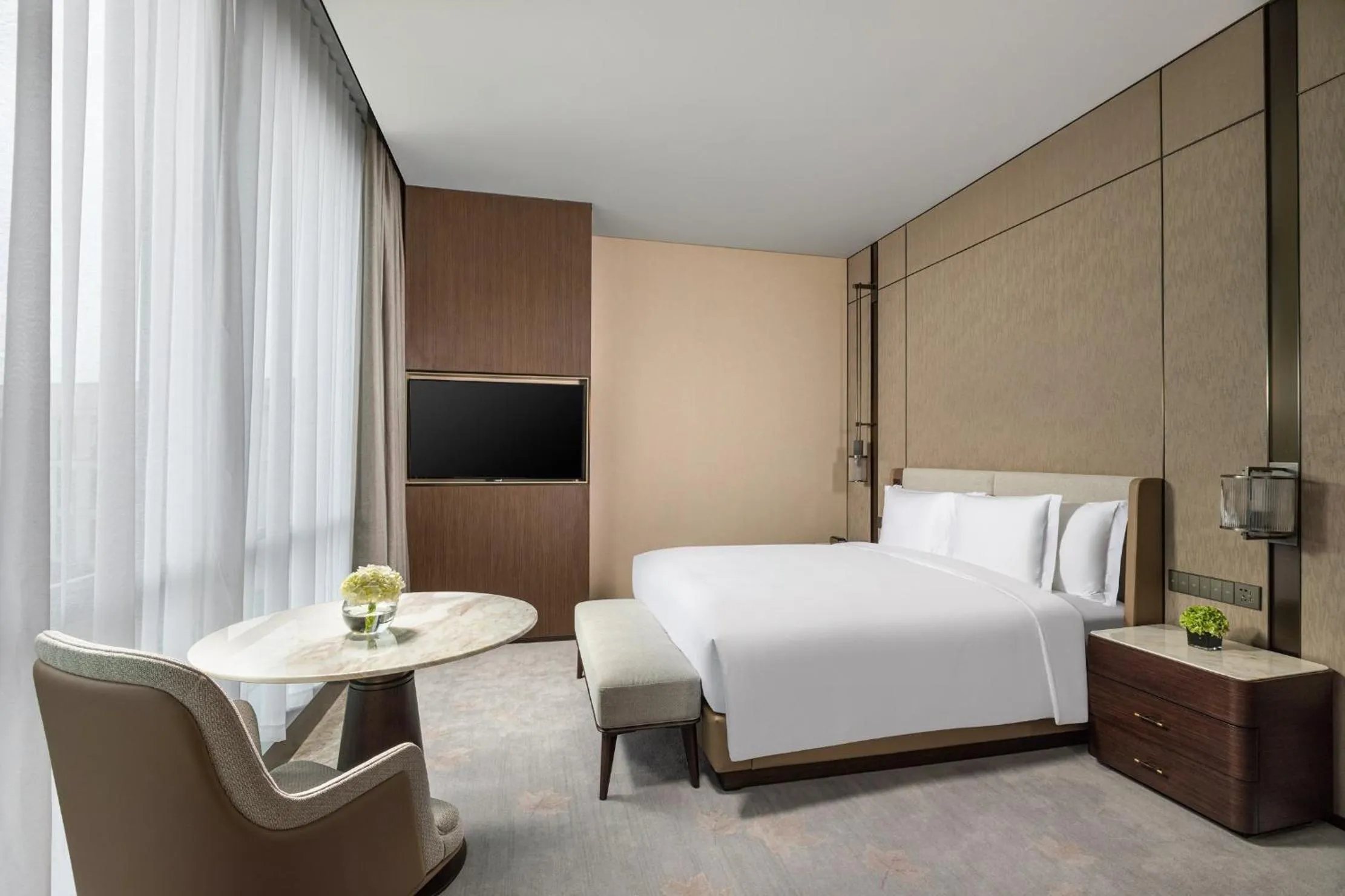 Photo of the whole room, Bed in Crowne Plaza Shanghai Hongqiao by IHG