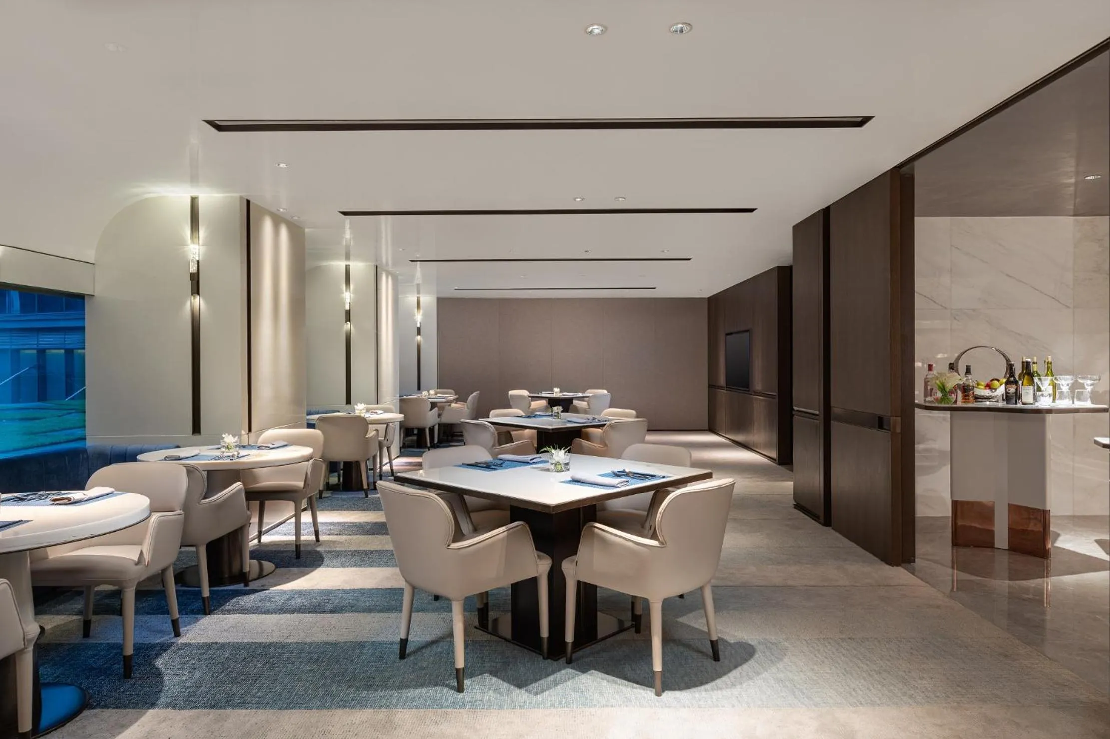 Lounge or bar in Crowne Plaza Shanghai Hongqiao by IHG