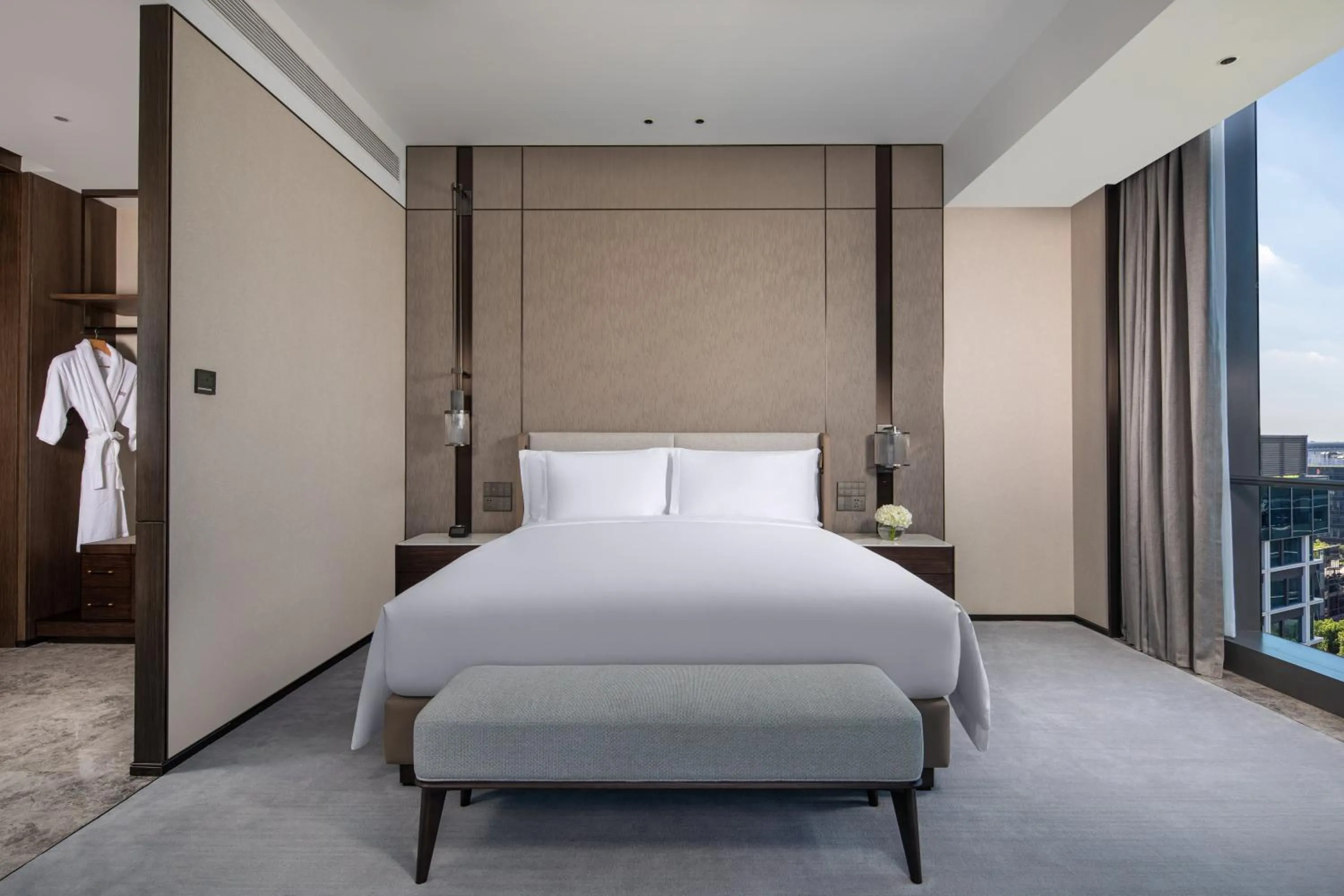 Photo of the whole room, Bed in Crowne Plaza Shanghai Hongqiao by IHG