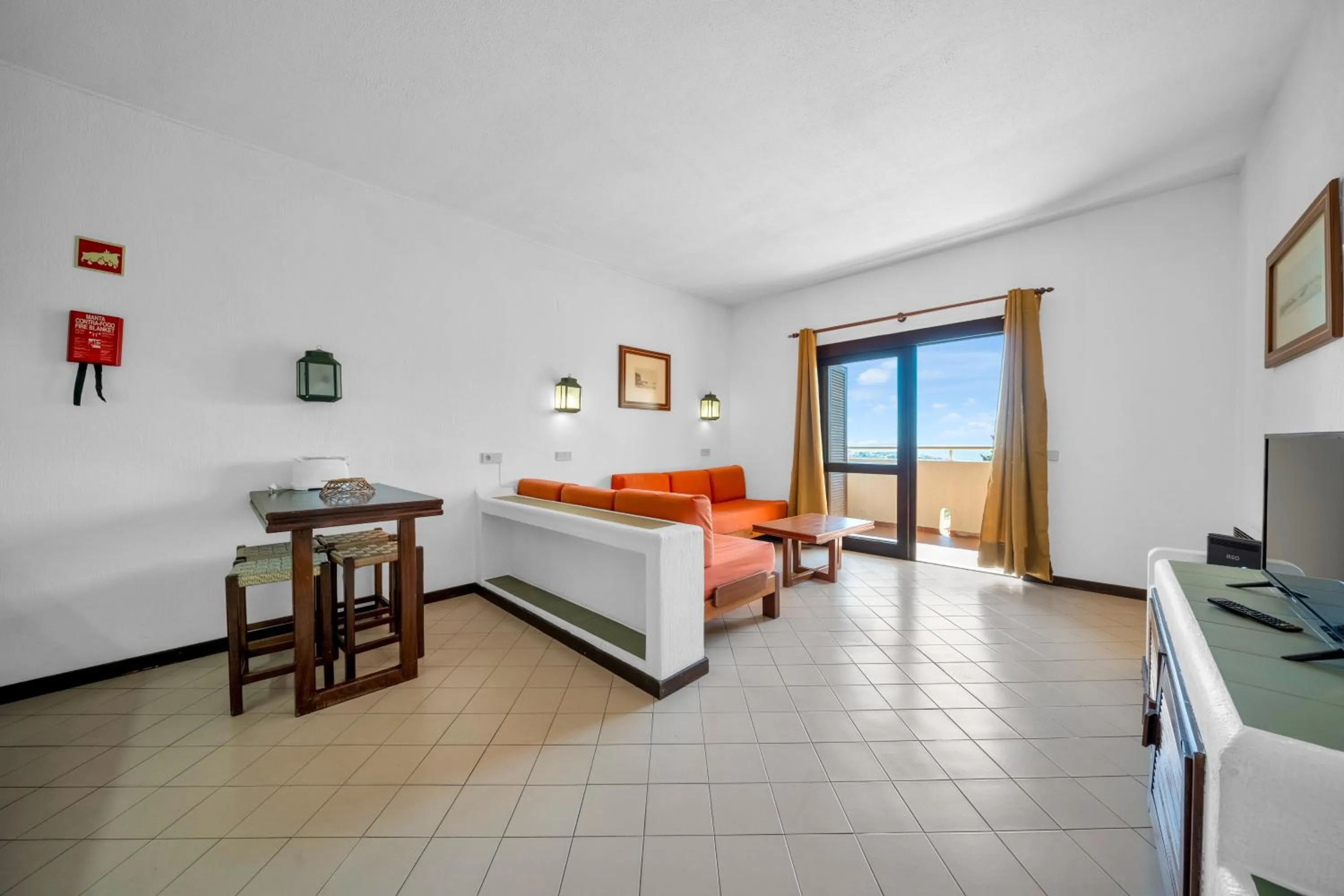 Living room, Bed in Bellavista Jardim By BeGuest