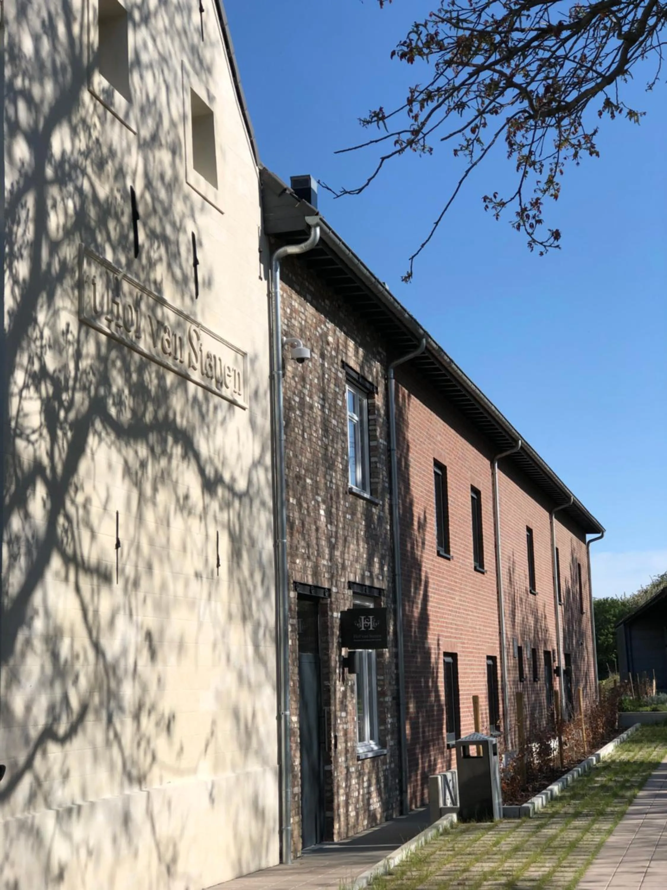 Property building in Hof van Stayen