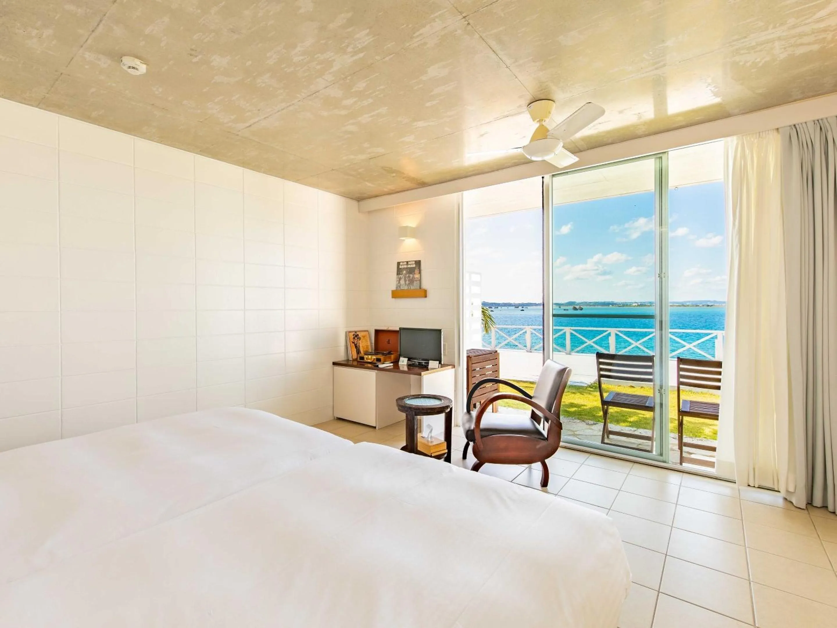 View (from property/room), Bed in 413 Hamahiga Hotel＆Cafe