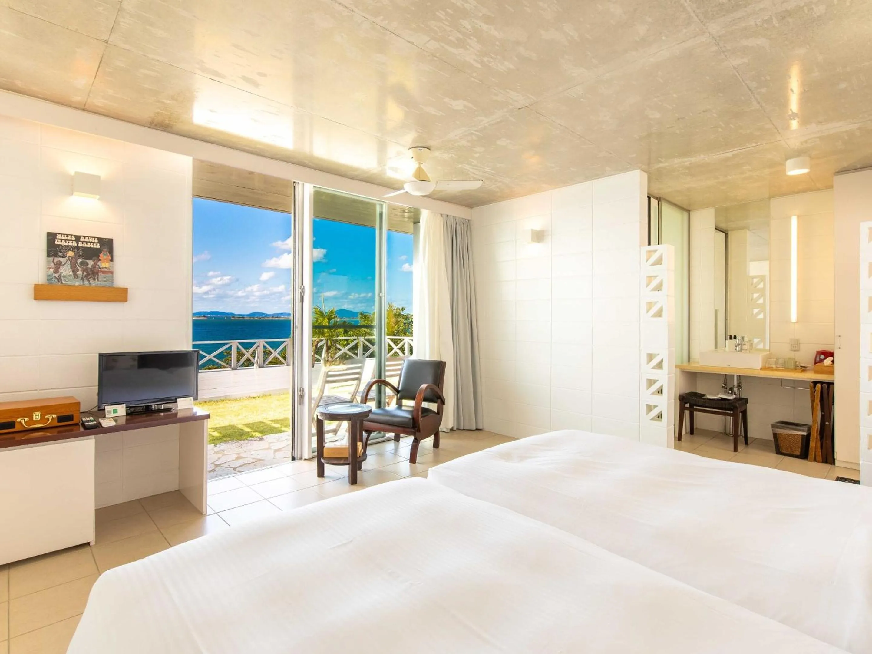 View (from property/room), Bed in 413 Hamahiga Hotel＆Cafe