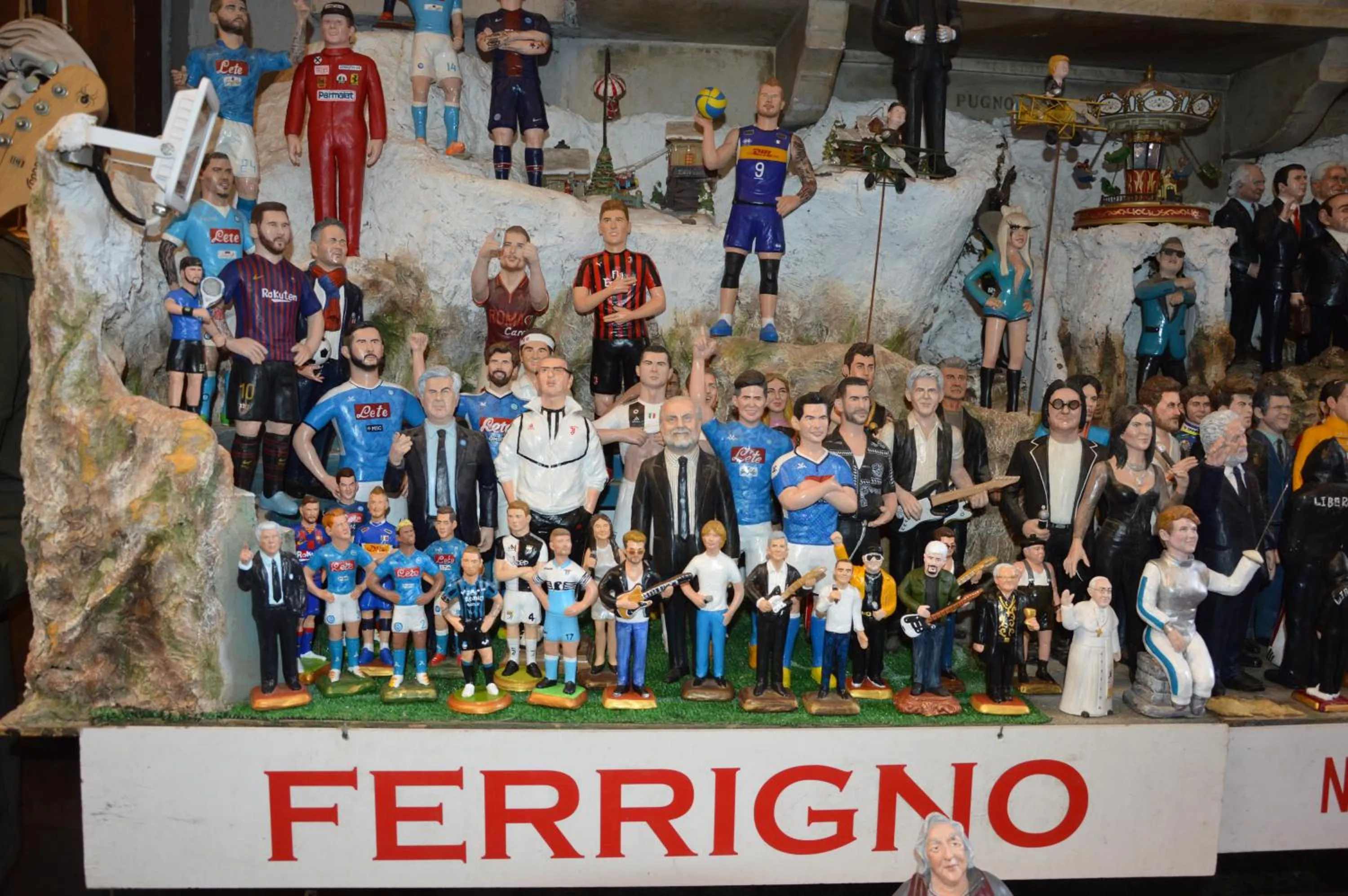 Property building in Duomo View Naples