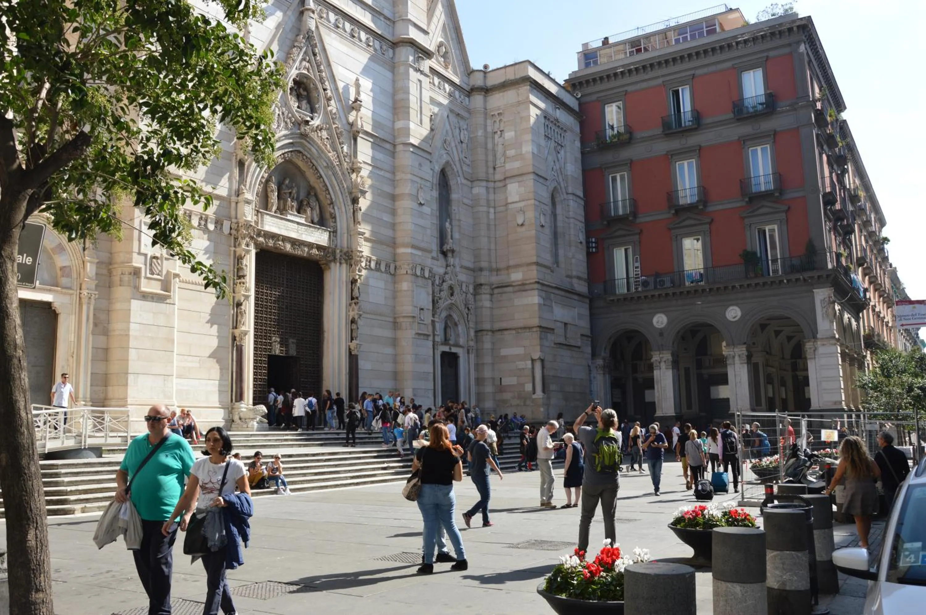 Property building in Duomo View Naples