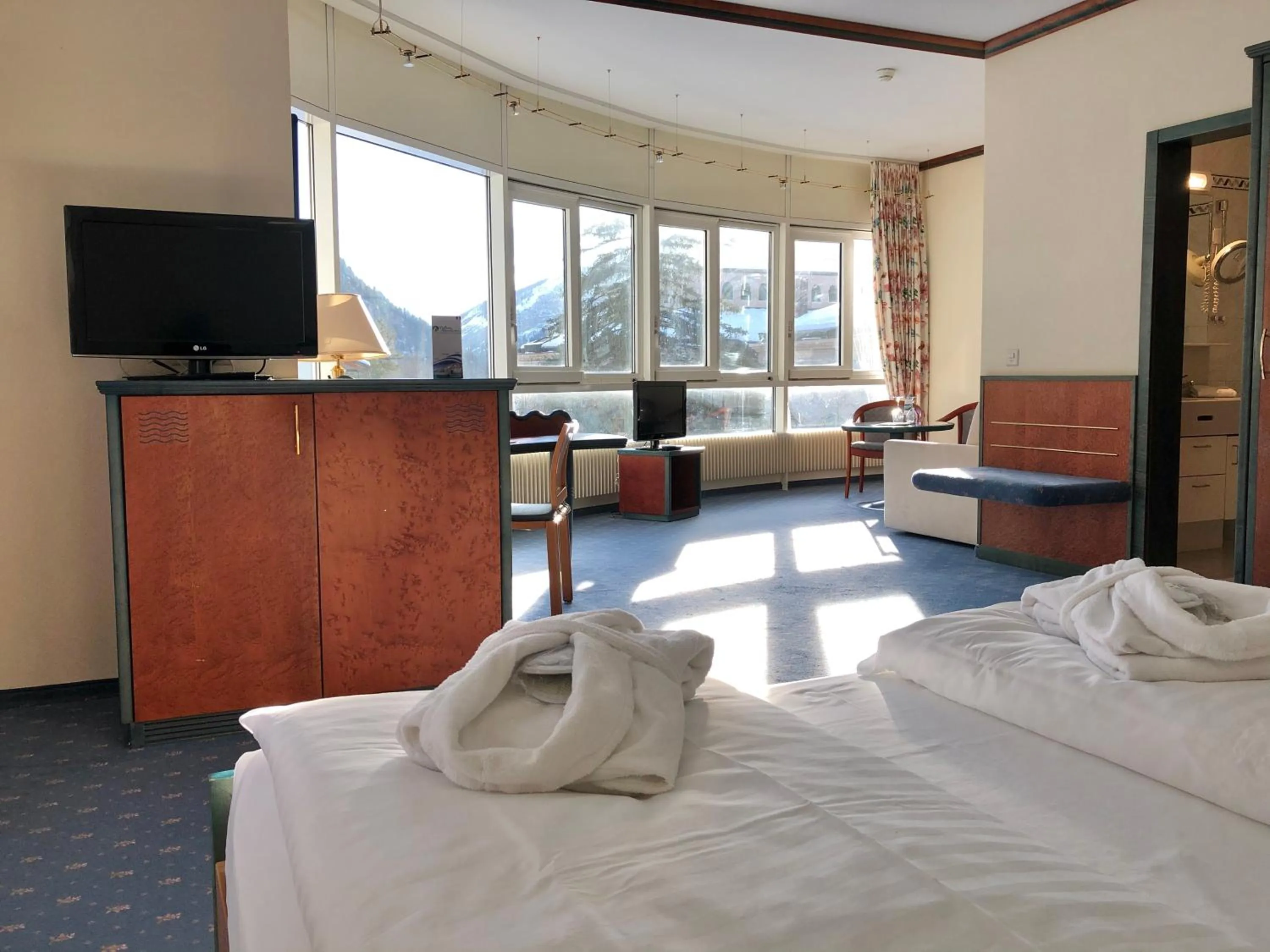 Communal lounge/ TV room, Bed in Thermal Hotels & Walliser Alpentherme Leukerbad