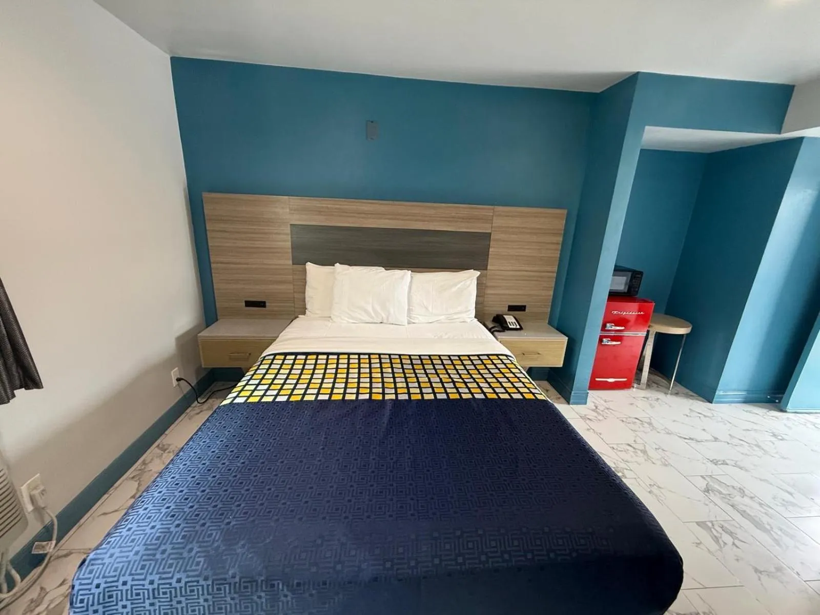 Bed in Travel Inn Motel