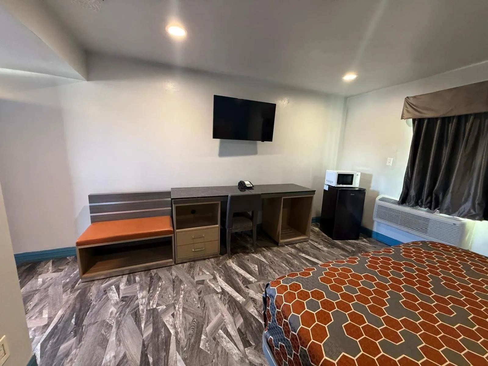 Living room, Bed in Travel Inn Motel